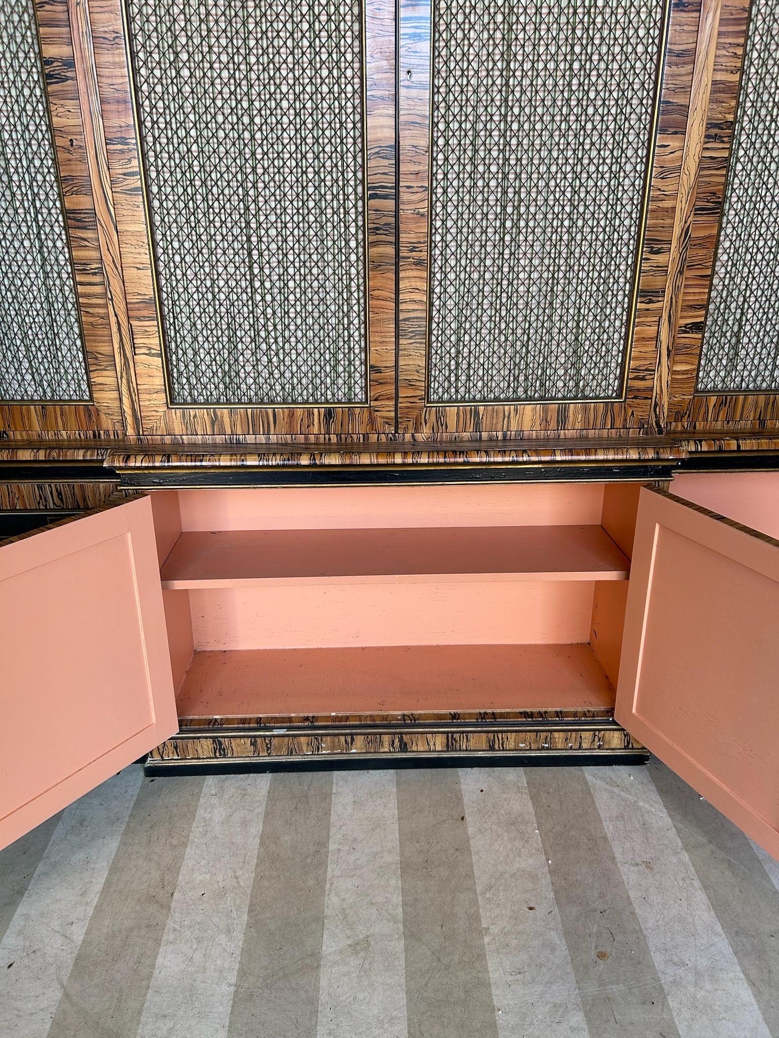 Libreria a muro dipinta in modo favoloso con interni in corallo in vendita 4