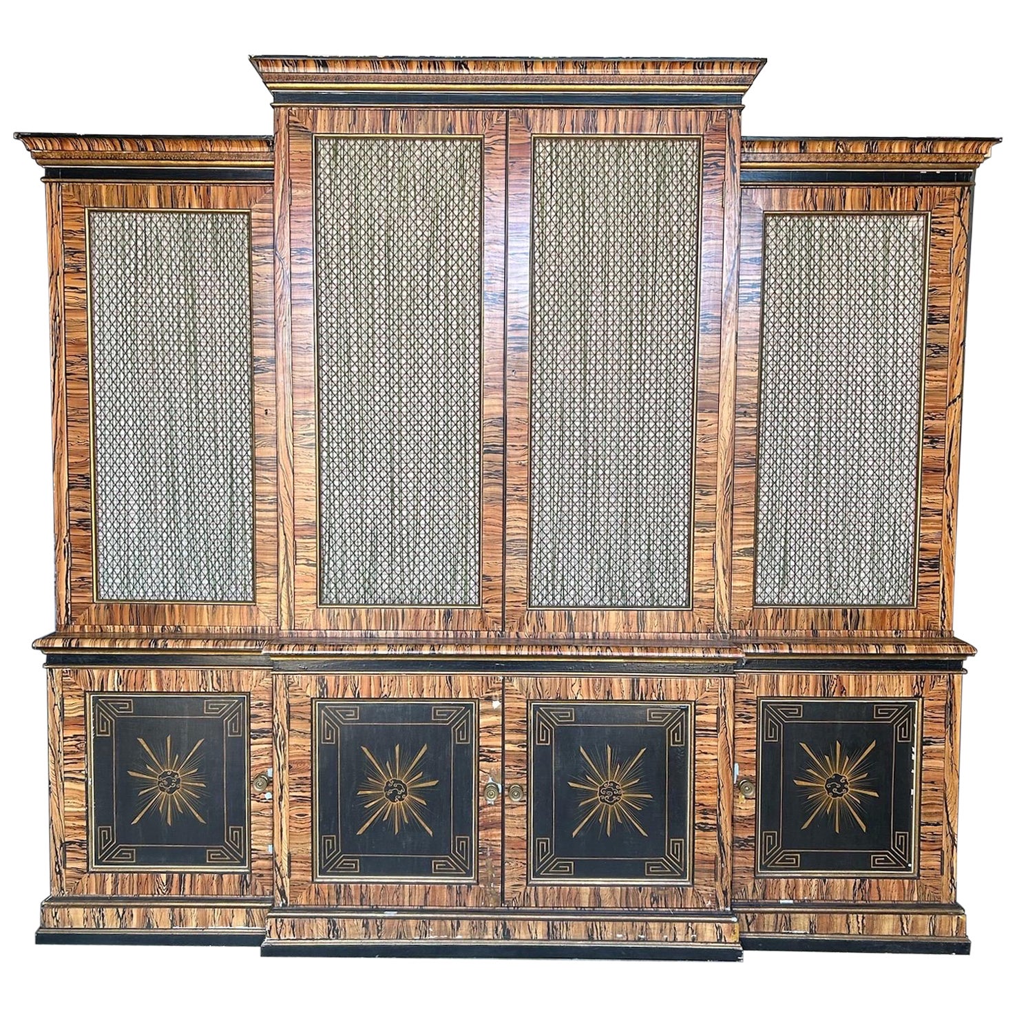 Libreria a muro dipinta in modo favoloso con interni in corallo in vendita