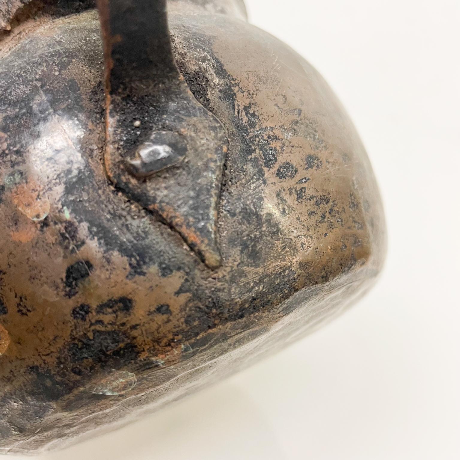 Tazza di rame rustica fatta a mano con patina favolosa Tazza antica + manico scultoreo In condizioni discrete in vendita a Chula Vista, CA