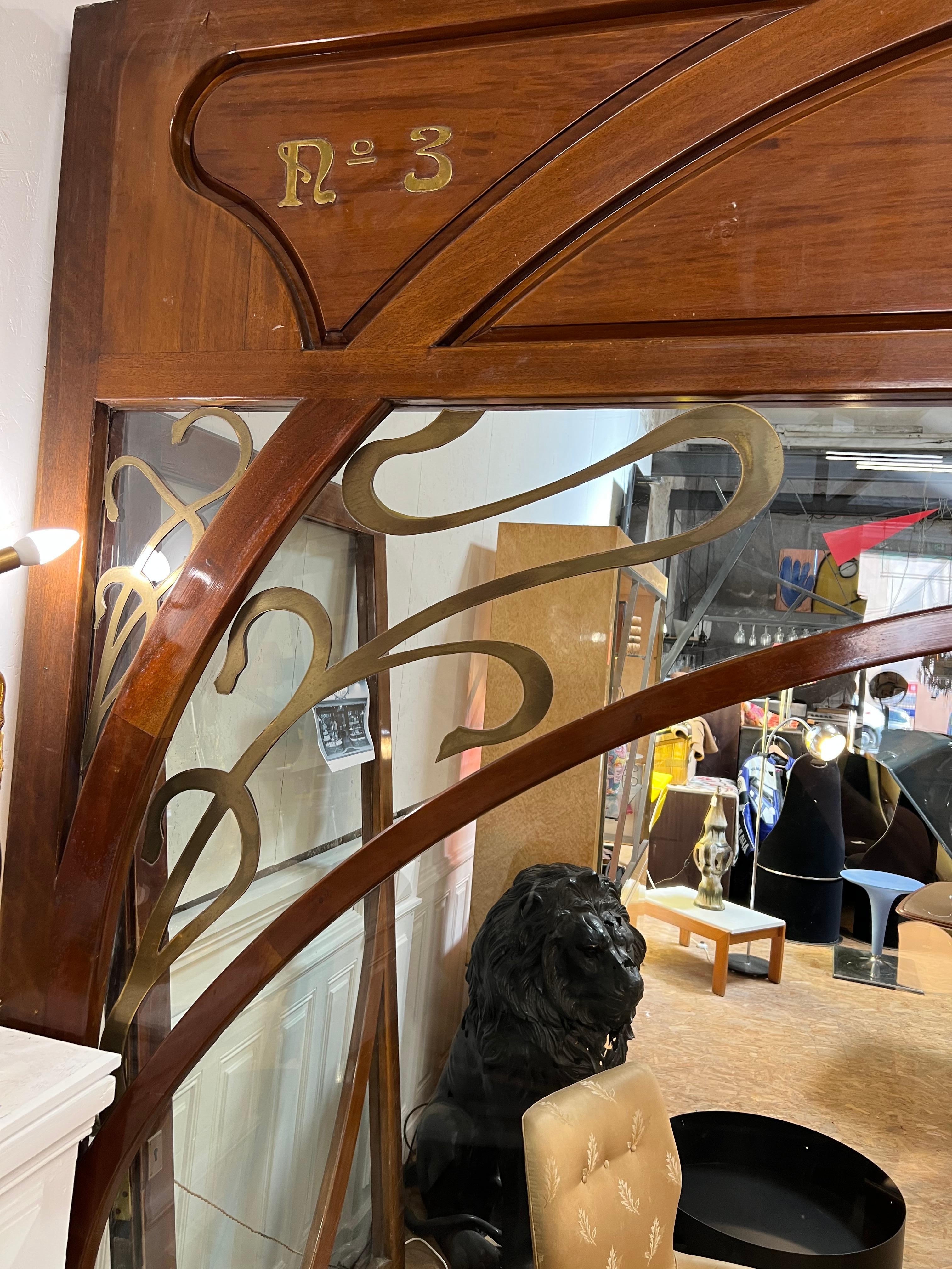 exceptional mahogany art nouveau shop facade
it was created in 1886 for a Spanish pastry shop
the glasses are curved and encrusted with art nouveau elements in brass
the original photos are in the photo folder

there is the possibility of