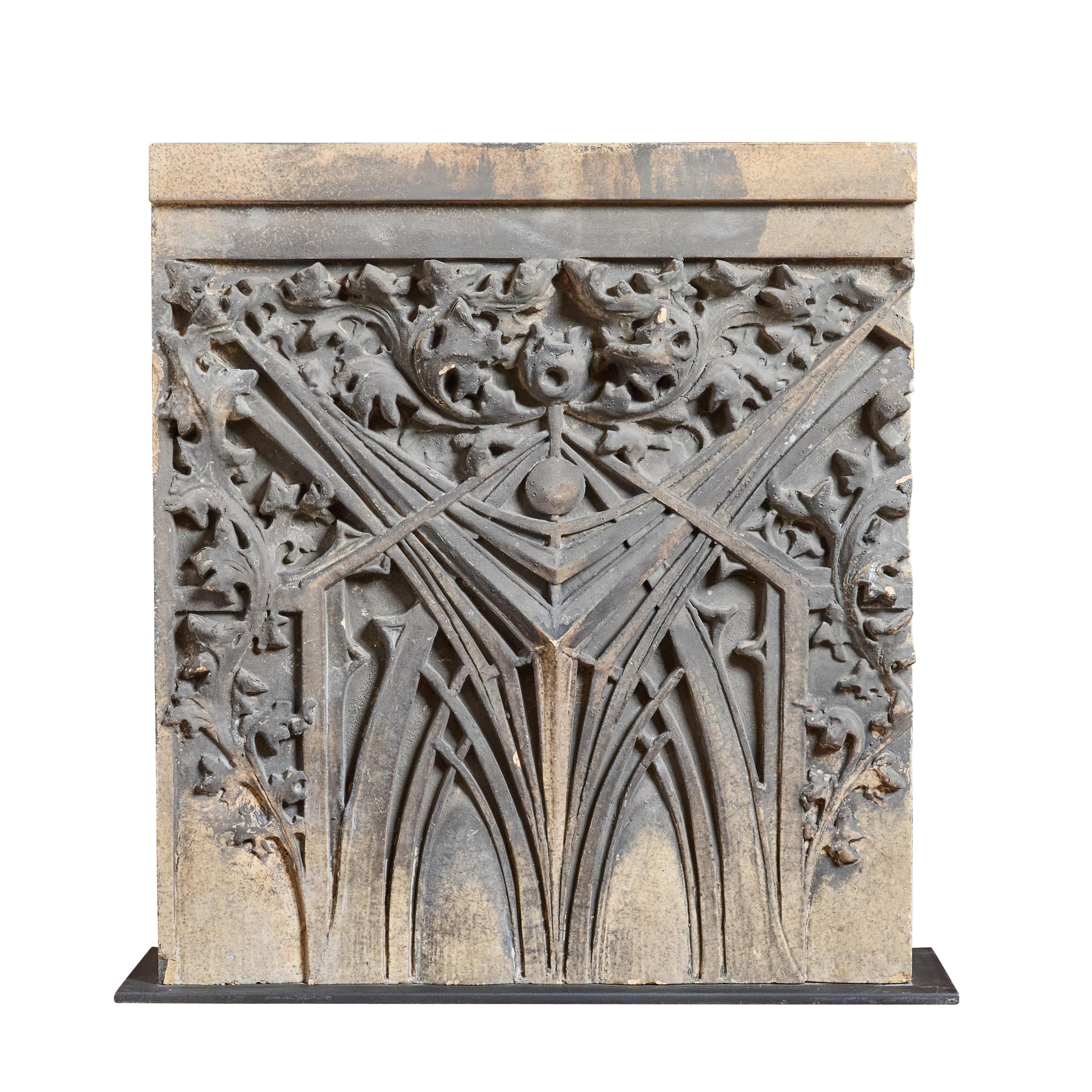 Terrakotta-Fassadenornament aus dem Western Methodist Book Exchange. Entworfen von Kristian Schneider. Inklusive neuem Sockel. Selten.