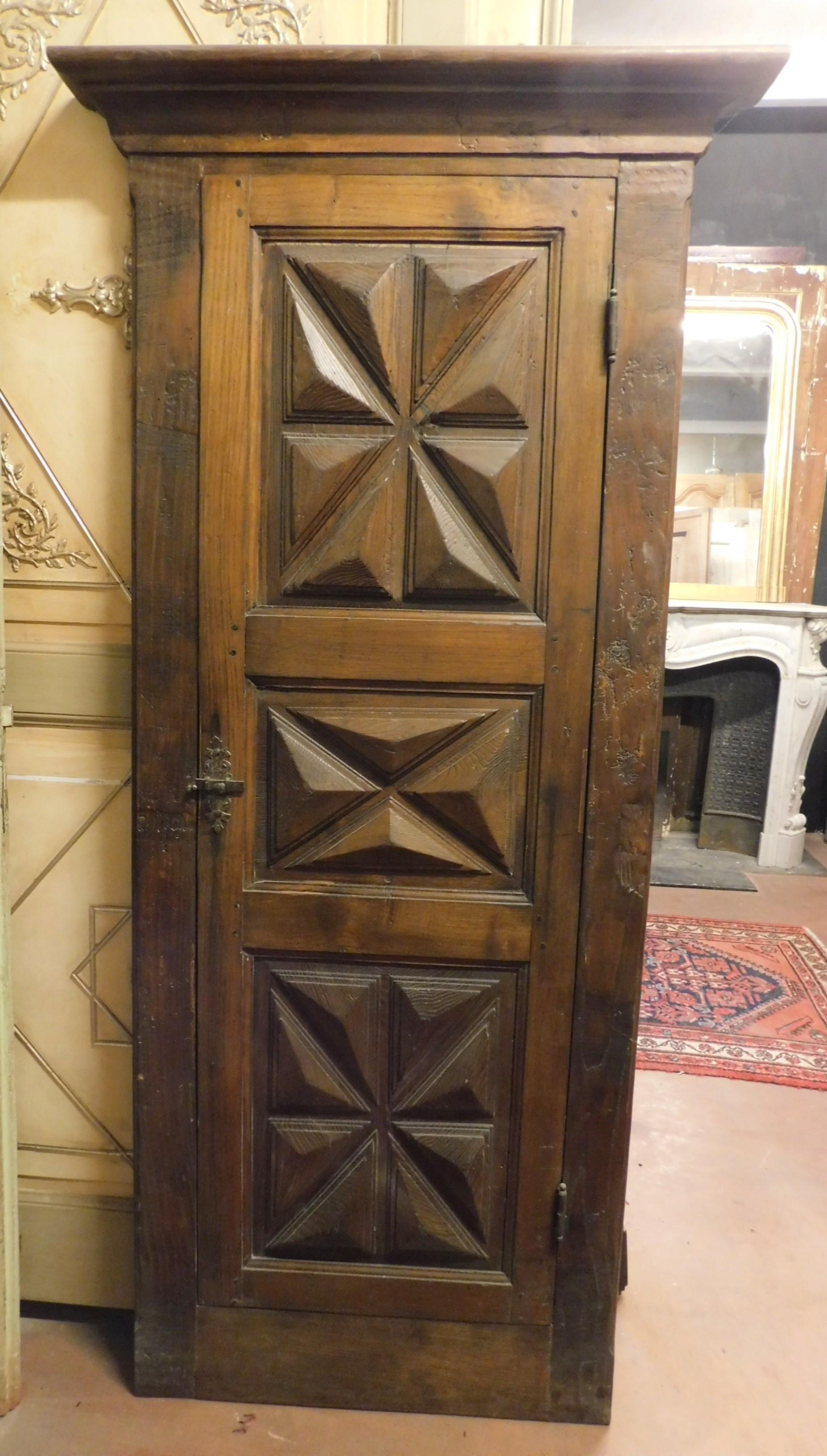 Antike Fassade, Wandtafel mit 1 Tür, rautenförmig geschnitzte Paneele, glatte Rückseite (war die Innenseite des Schranks in der Wand), hat Zugöffnung, nach rechts. Ideal als Abdeckung für eine Nische in der Wand, man kann auch einen Schrank daraus
