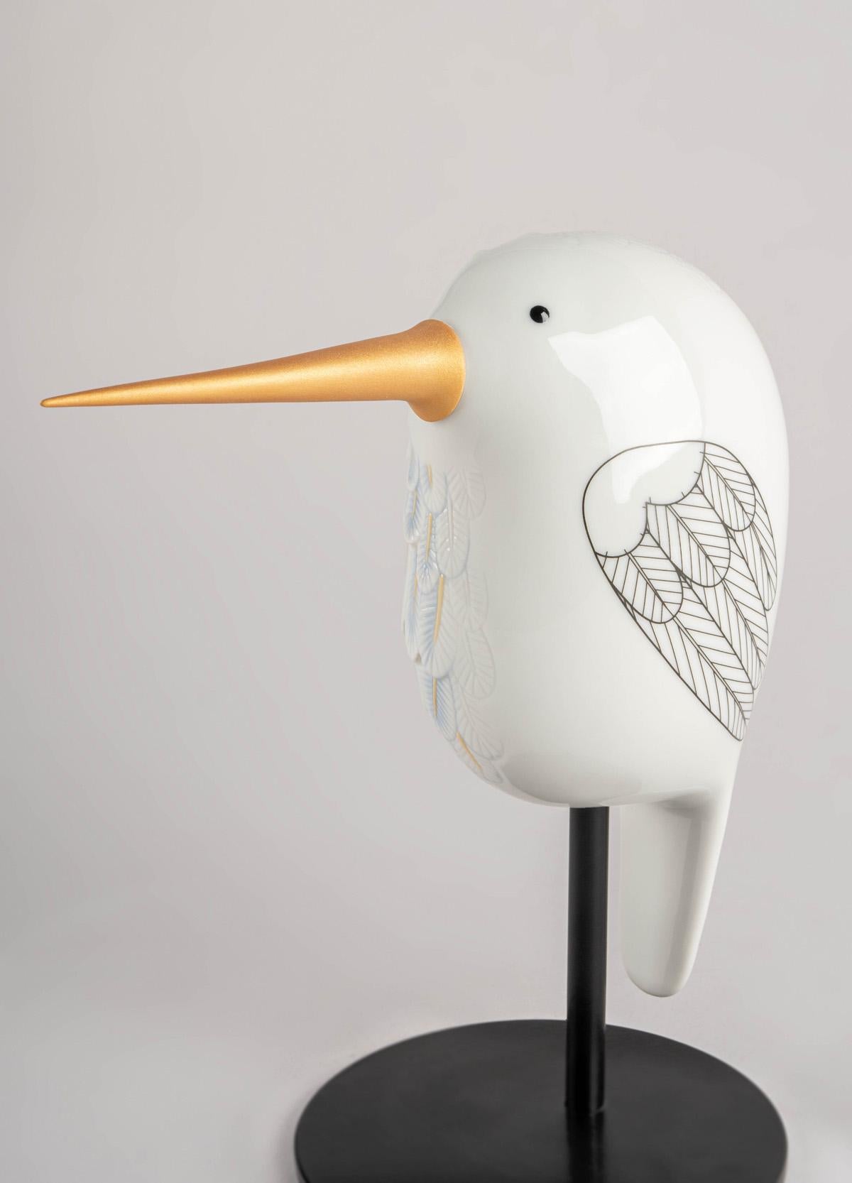 Creazione in porcellana fatta a mano ispirata a un colibrì, appartenente alla collezione Face 2 Face. Hummingbird appartiene alla collezione Face 2 Face con tre uccelli che combinano forme sintetizzate con un doppio trattamento decorativo. Pezzi
