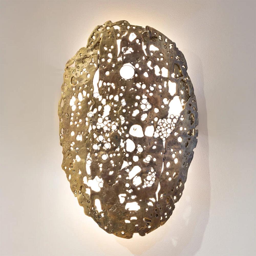 Wall Lamp Face Bronze all in solid bronze
in gold finish. 1 bulb, lamp holder type E27,
60Watts, 220Volt. Bulb not included.