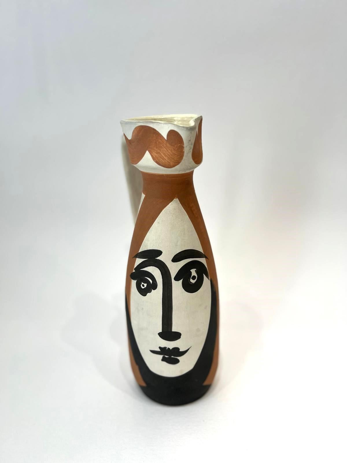 Auflage : 500 Ex.
Hersteller : Madoura
Katalog : [Ramié 288, S. 150]

Im hellen Licht von Vallauris lässt sich Picasso vom Atelier Madoura von Suzanne Ramié inspirieren. Mit seinem Visage-Krug definiert der spanische Künstler die Grenzen zwischen
