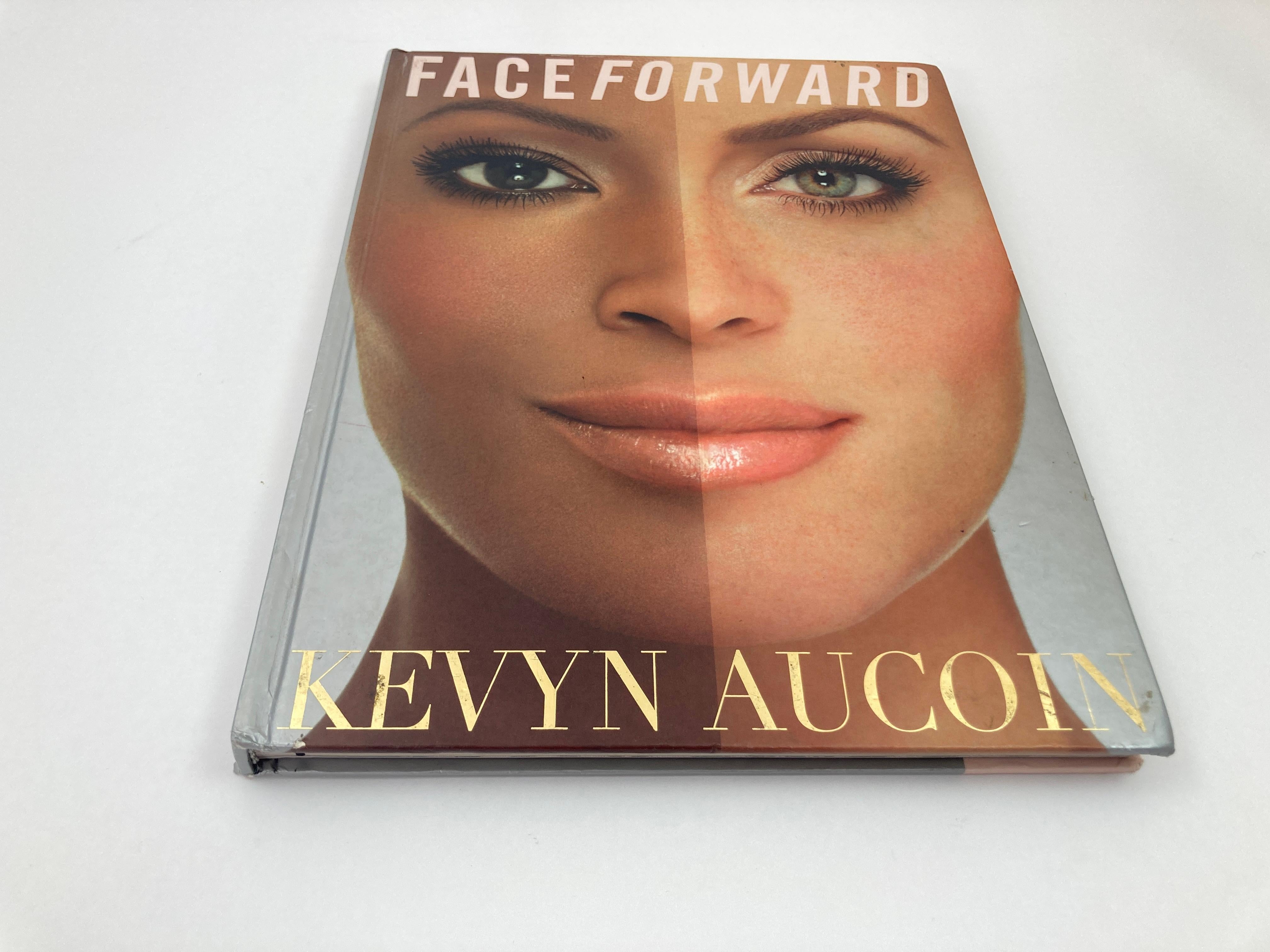 Face à l'avant  Par Kevyn Aucoin Livre à couverture rigide.
Face Forward est un livre de cosmétiques écrit par Kevyn Aucoin. C'était un best-seller du New York Times. Ce livre a été largement remarqué pour avoir présenté pour la première fois au