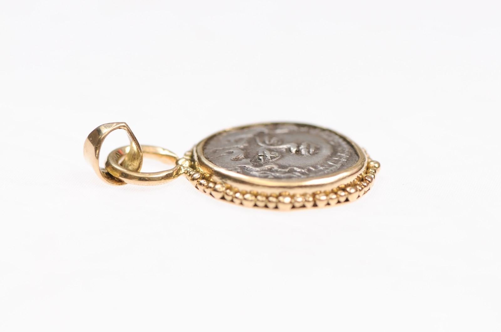 Pendentif en forme de visage de Méduse de la République romaine 47 av. en vente 7