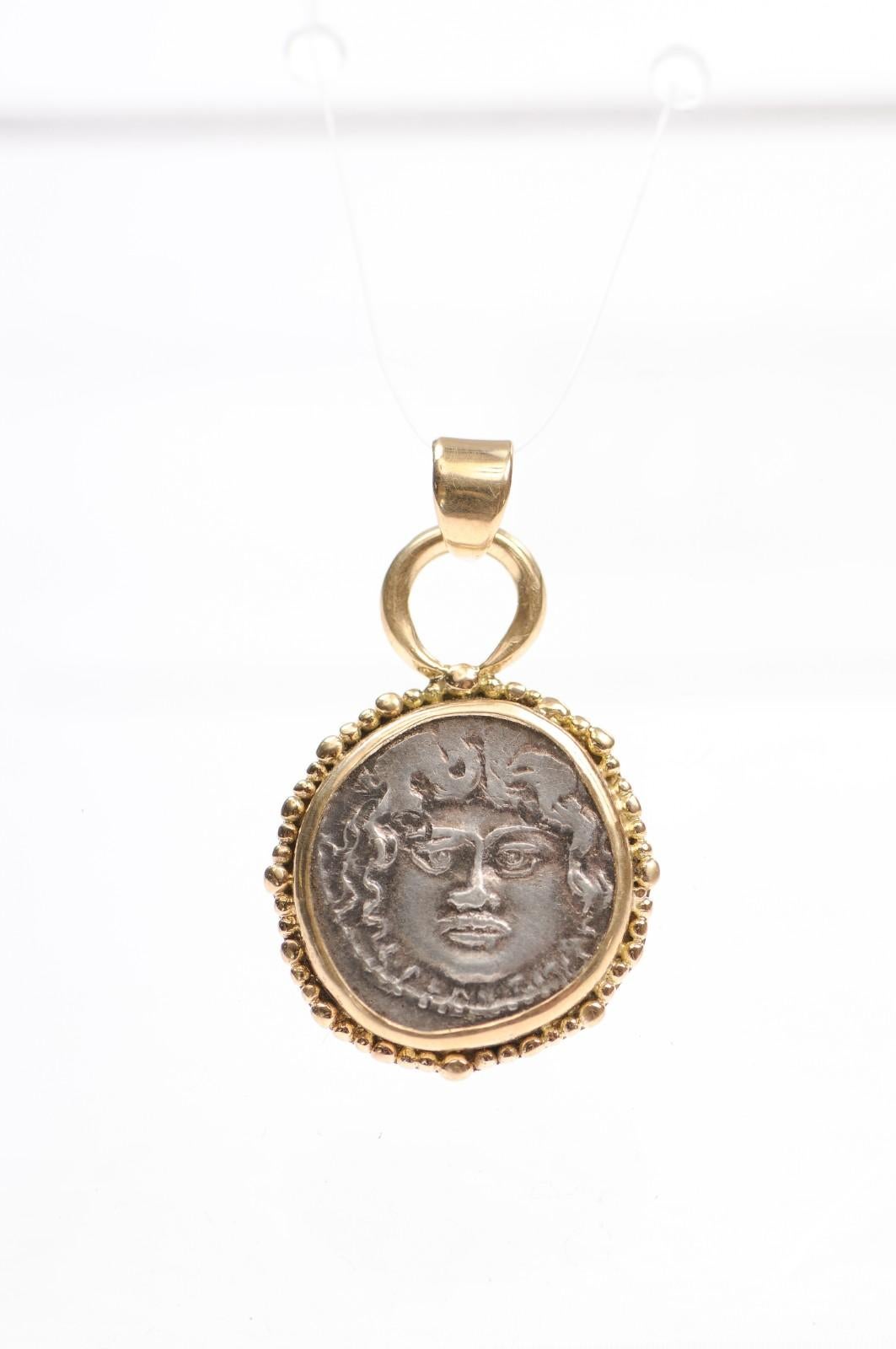 Une [pièce] en argent Denarius richement ornée d'orbes et d'un talon en or 18 carats. Cette pièce 
