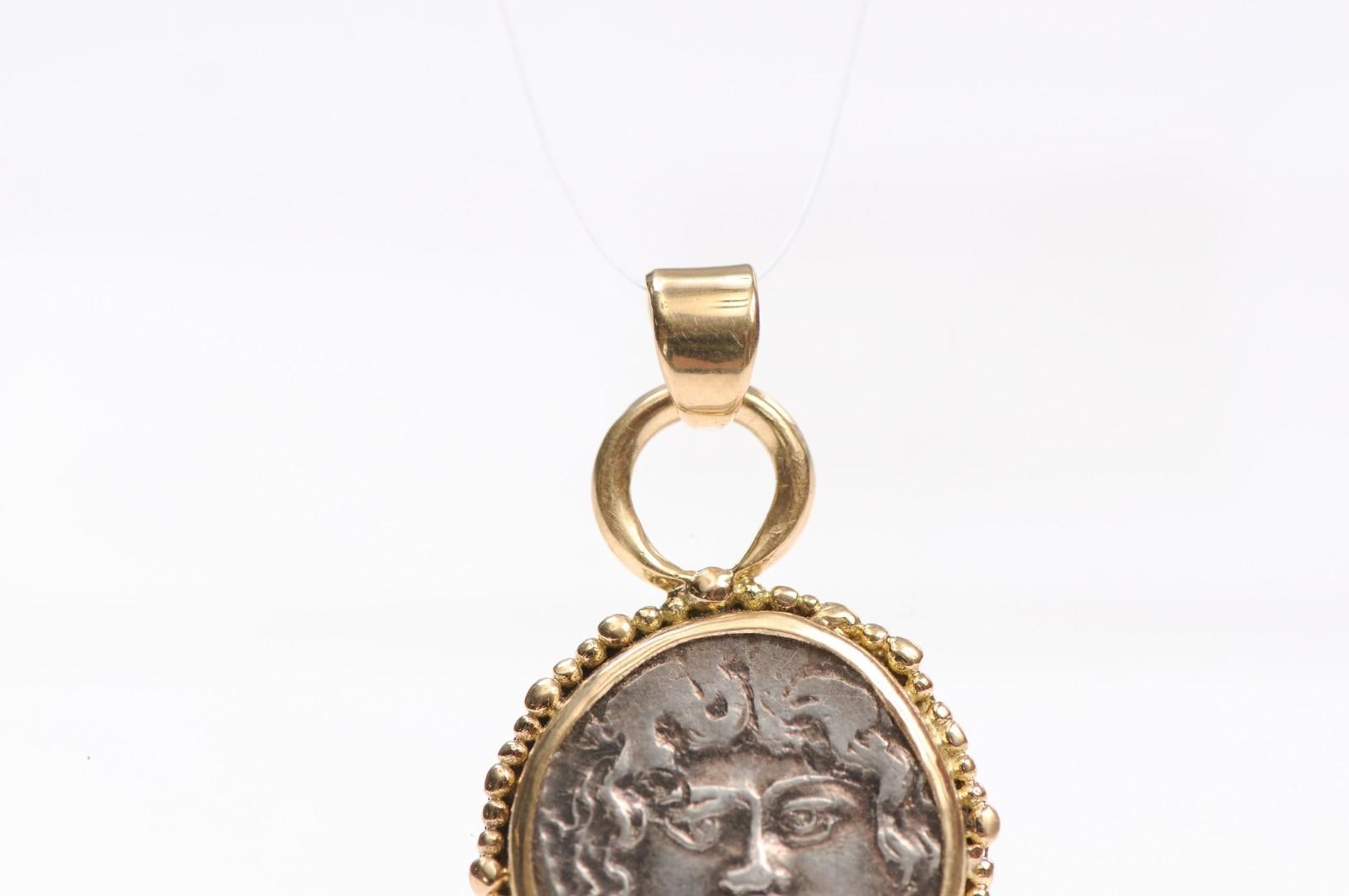 Grec classique Pendentif en forme de visage de Méduse de la République romaine 47 av. en vente