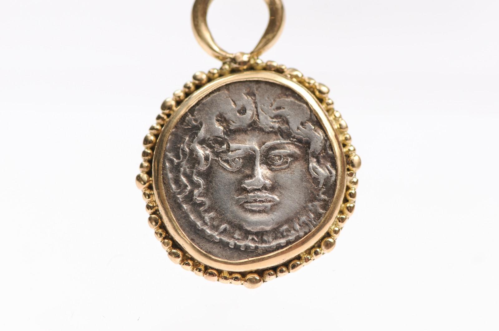 Pendentif en forme de visage de Méduse de la République romaine 47 av. Excellent état - En vente à Atlanta, GA