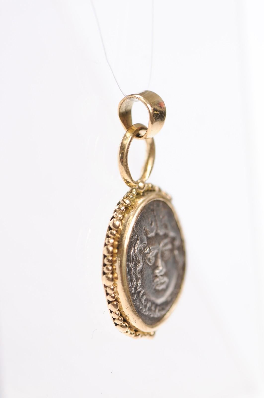 Pendentif en forme de visage de Méduse de la République romaine 47 av. Unisexe en vente