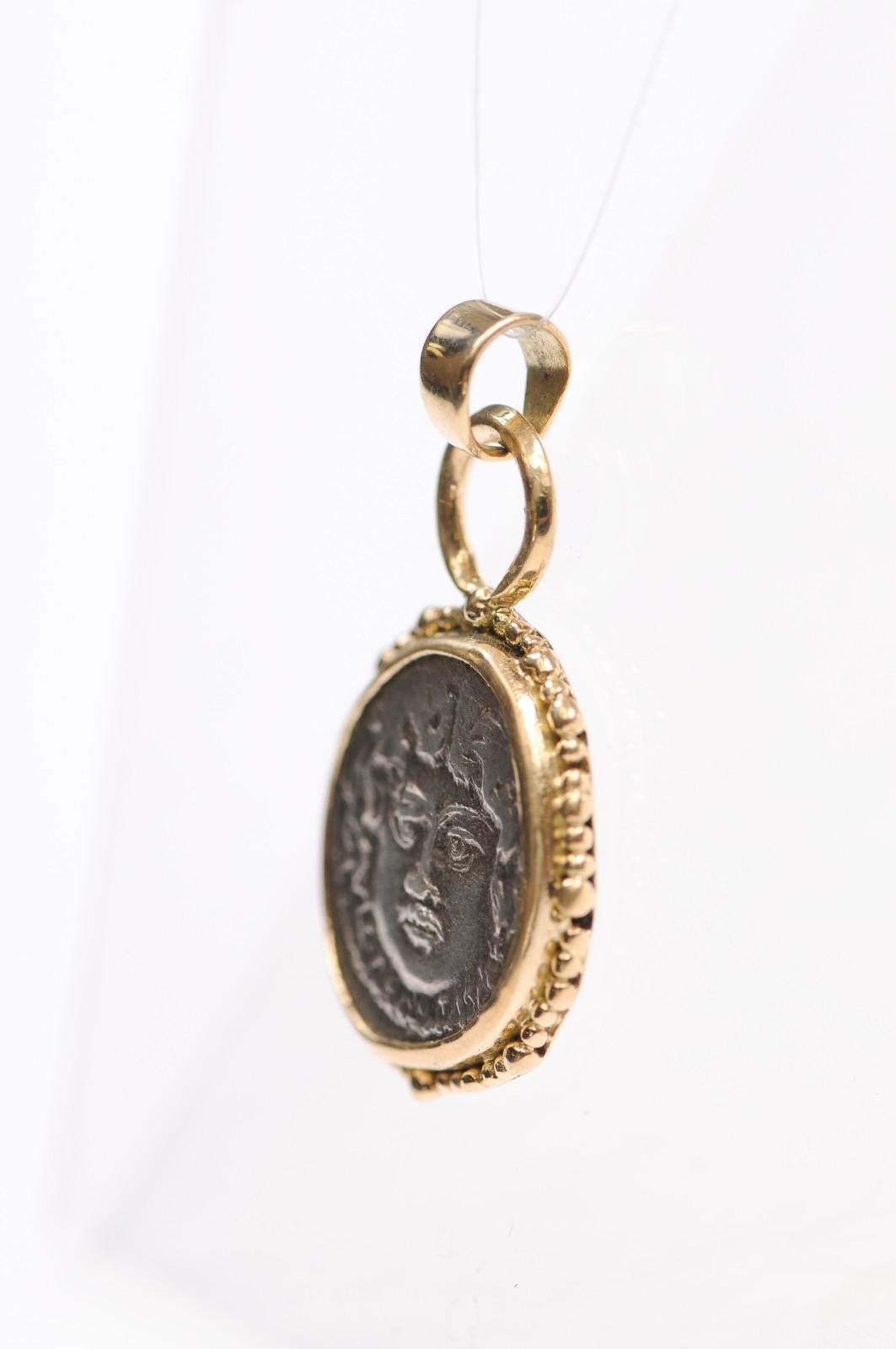 Pendentif en forme de visage de Méduse de la République romaine 47 av. en vente 1