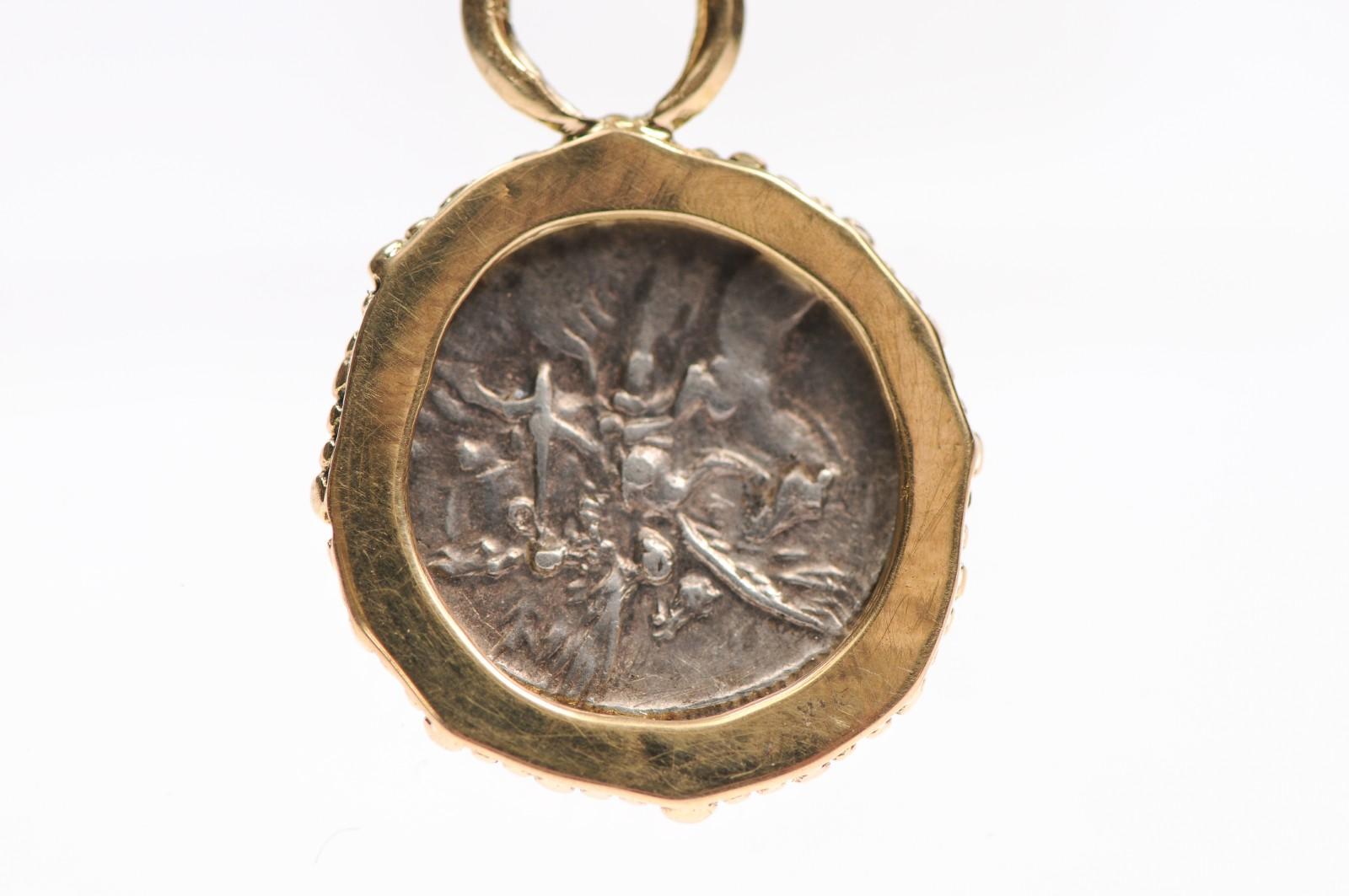 Pendentif en forme de visage de Méduse de la République romaine 47 av. en vente 3