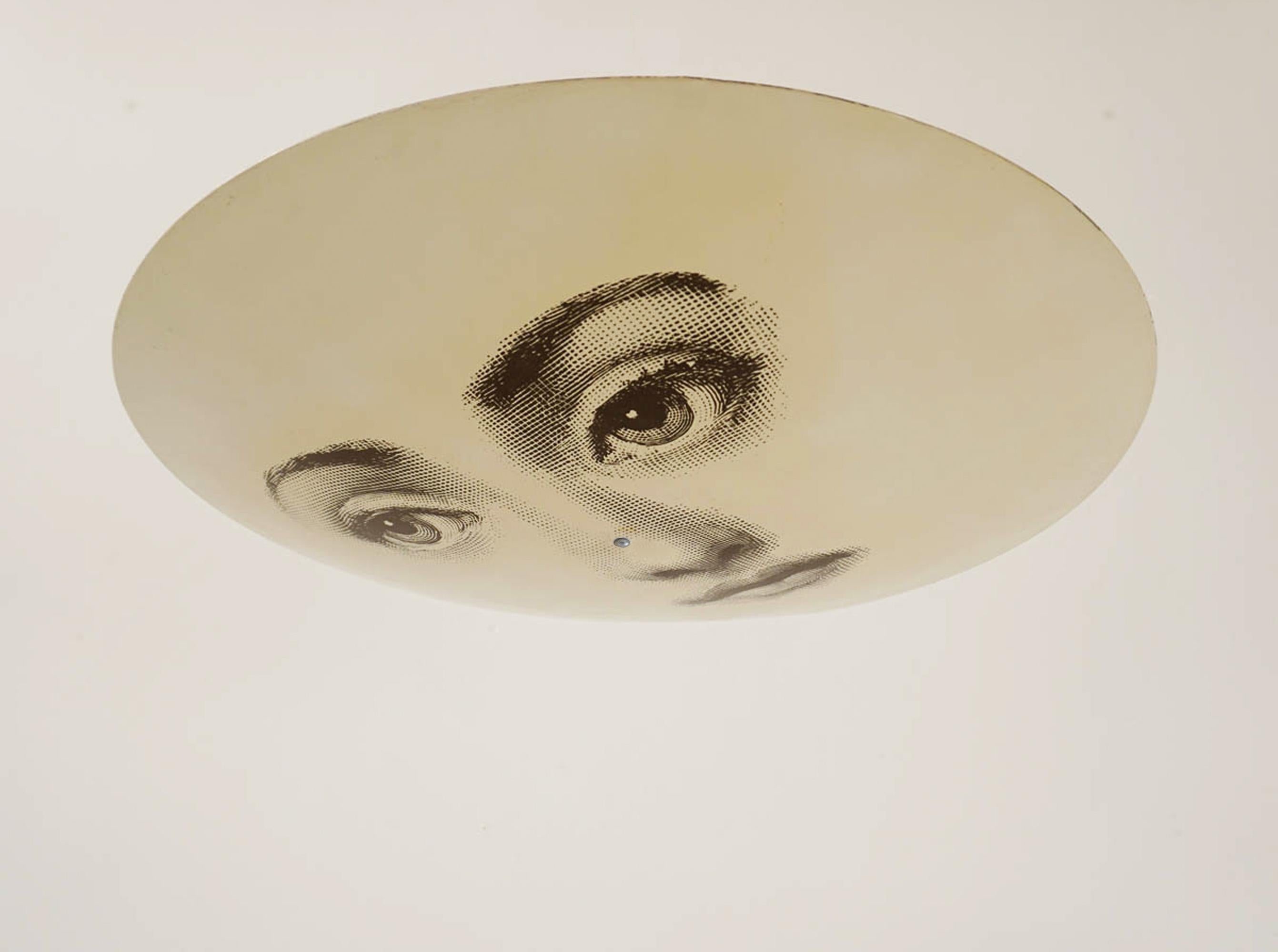 Esempio eccezionale della maestria unica di Piero Fornasetti, questa iconica lampada a sospensione 