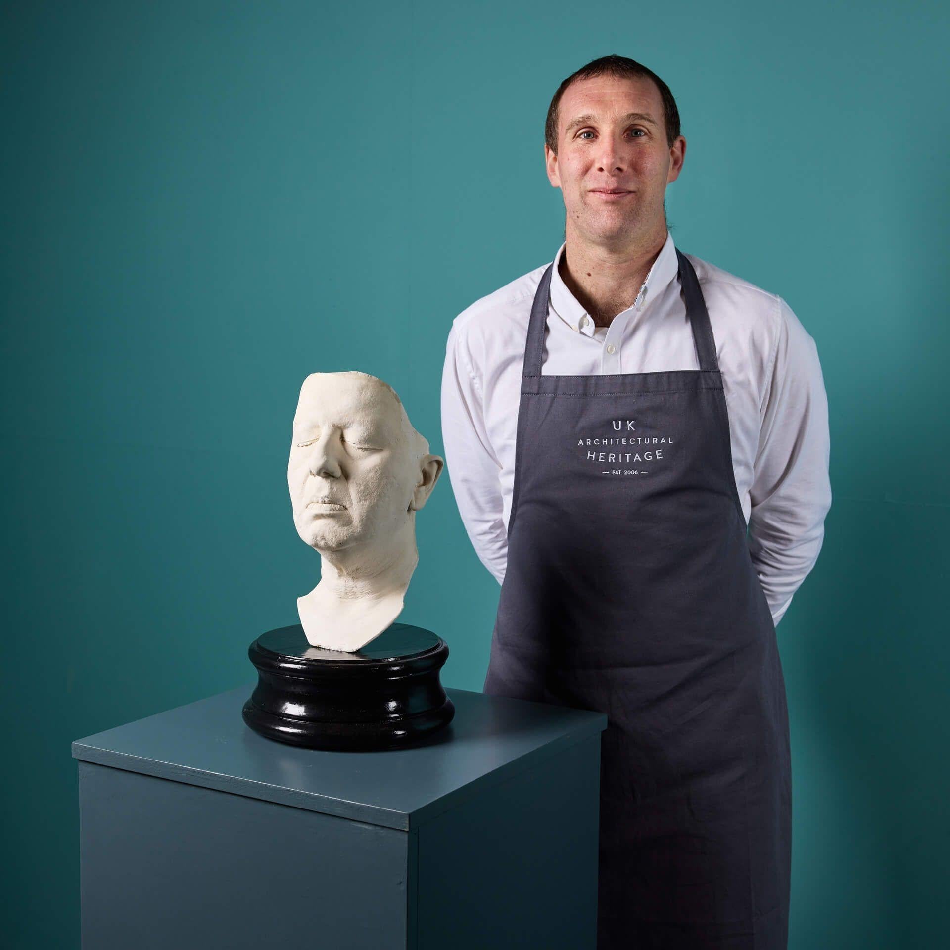 Un affascinante calco in gesso del 20° secolo di un attore maschile non identificato, proveniente dalla collezione del truccatore britannico Christophe Tucker. Firmato 