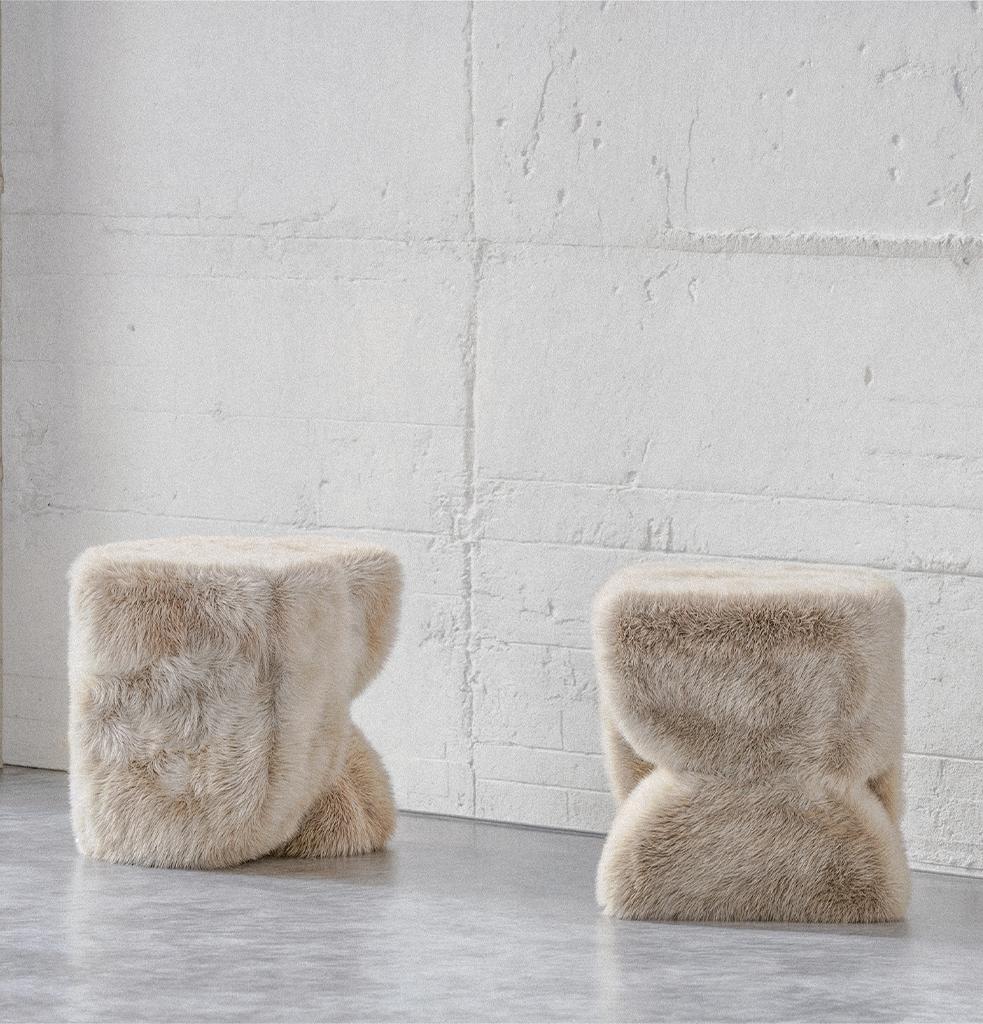 
Certainement ! Voici une traduction étendue et formelle du texte donné en anglais :

Le pouf est un meuble contemporain et polyvalent qui allie esthétique et praticité. Avec sa structure en matériau durable, son tissu texturé doux et ses lignes