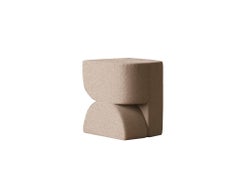 Pouf « Face » en tissu bouclé couleur saumon, par Hermhaus