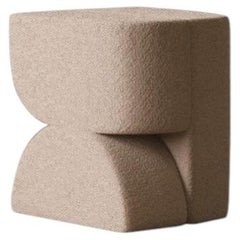 Pouf « Face » en tissu bouclé couleur saumon, par Hermhaus