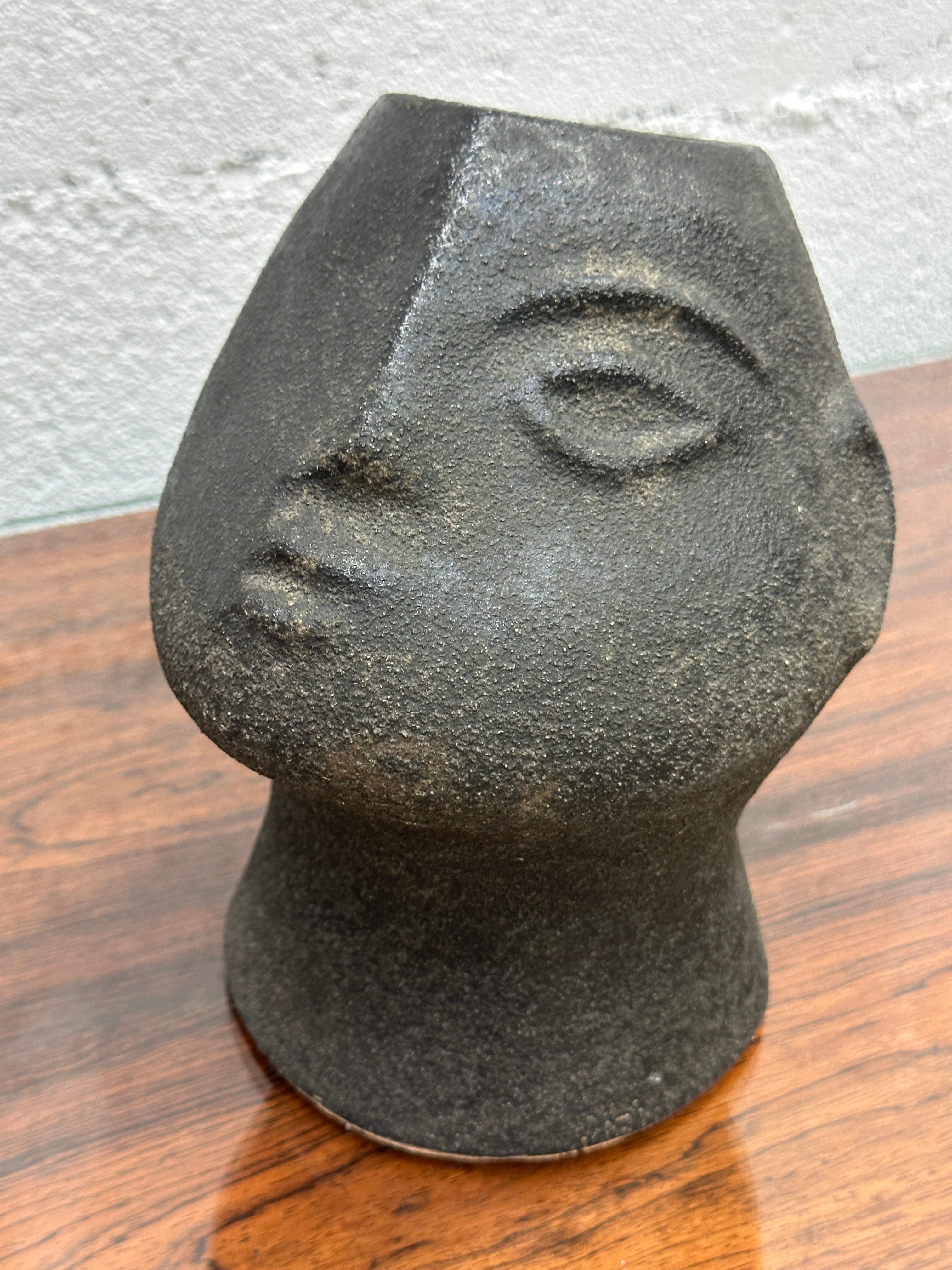 Visage de Gilbert Valentin (1928-2000) - THE ARCHANGELS - VALLAURIS. Rare vase anthropomorphe. Épreuve en céramique émaillée noire avec une surface en granit. Signé et situé G. VALENTIN Vallauris et porte la marque des Archanges sous la base. Voir