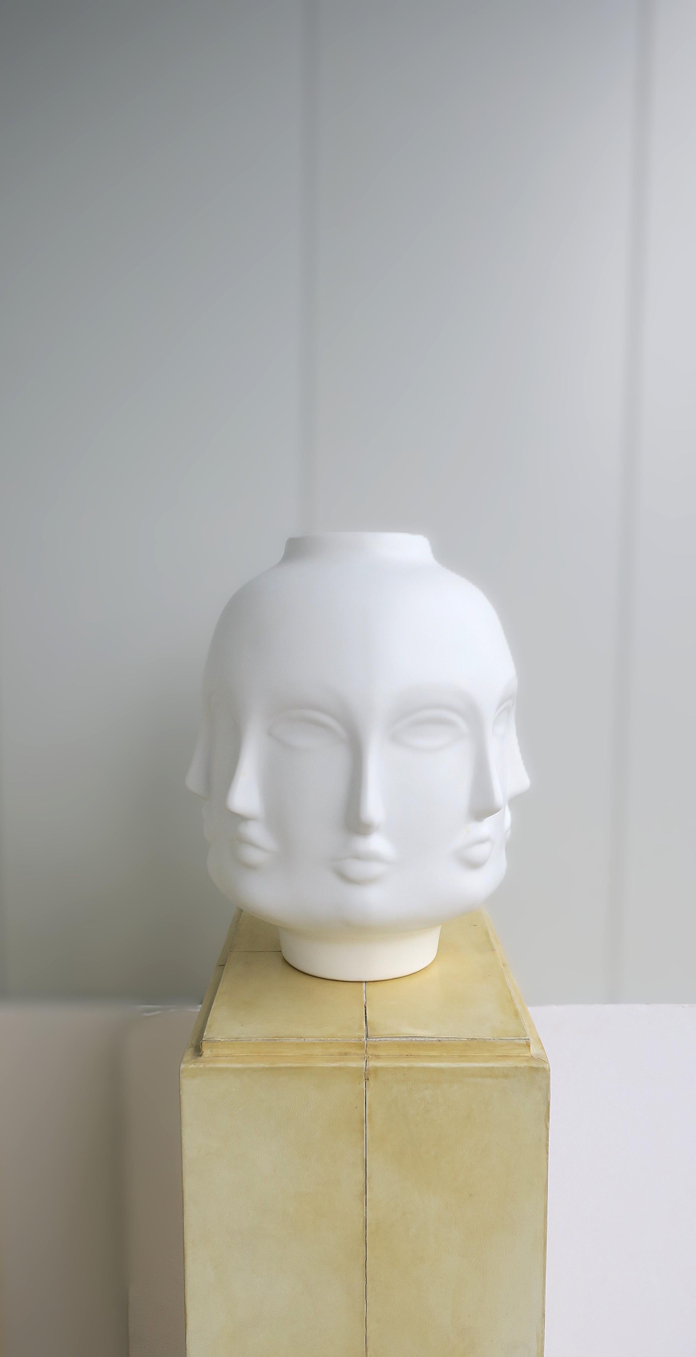 Vaso con scultura di volti in vendita 2