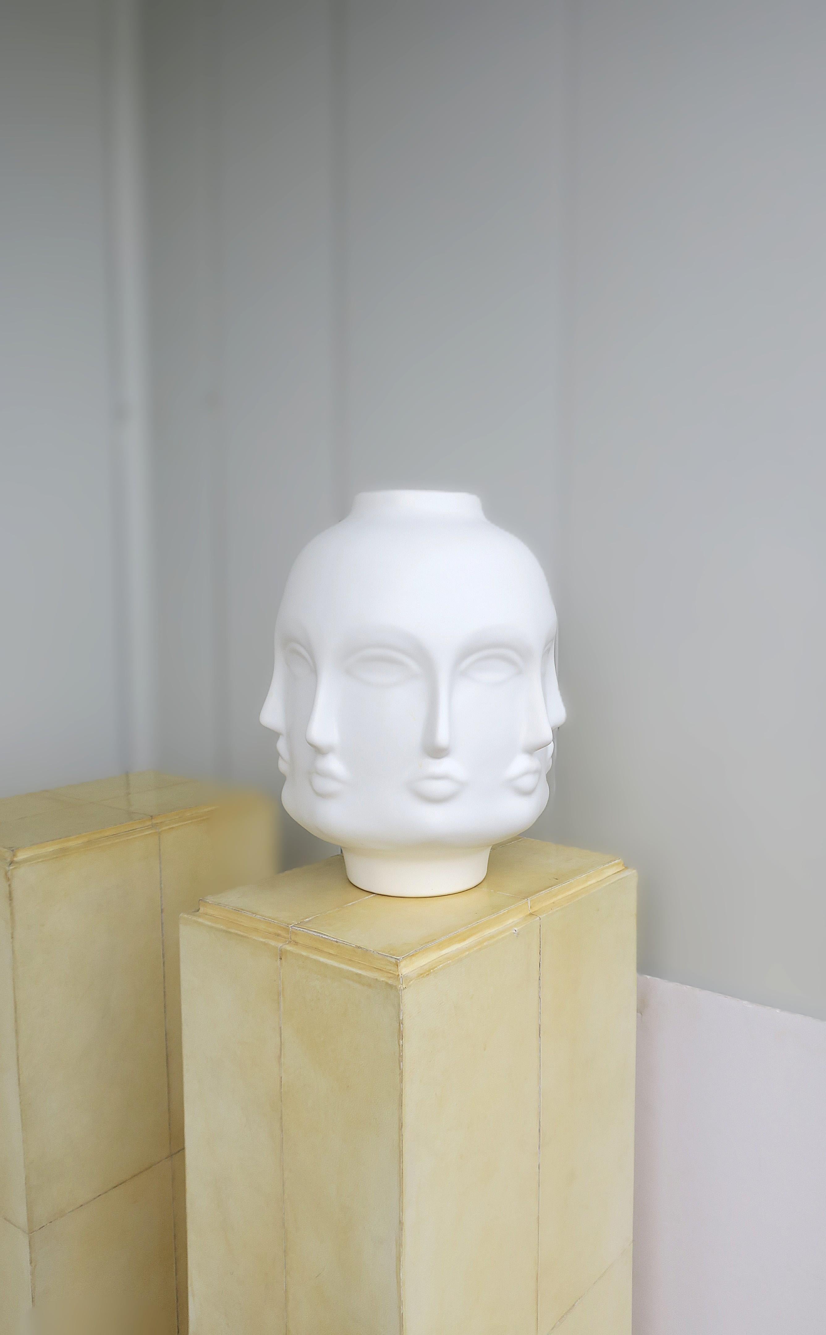 Ceramica Vaso con scultura di volti in vendita