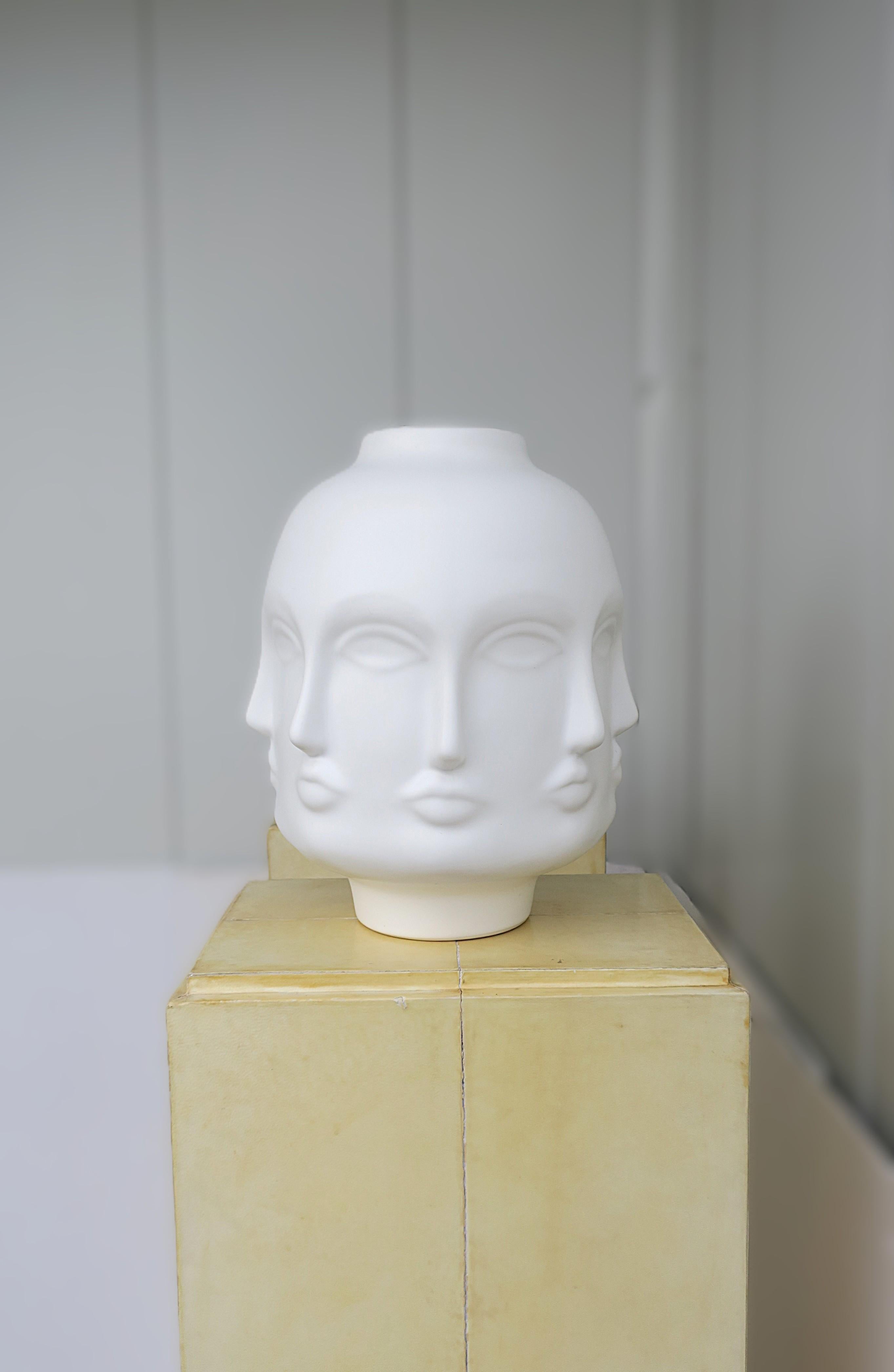 Un vaso relativamente grande in ceramica bianca a forma di faccia o 