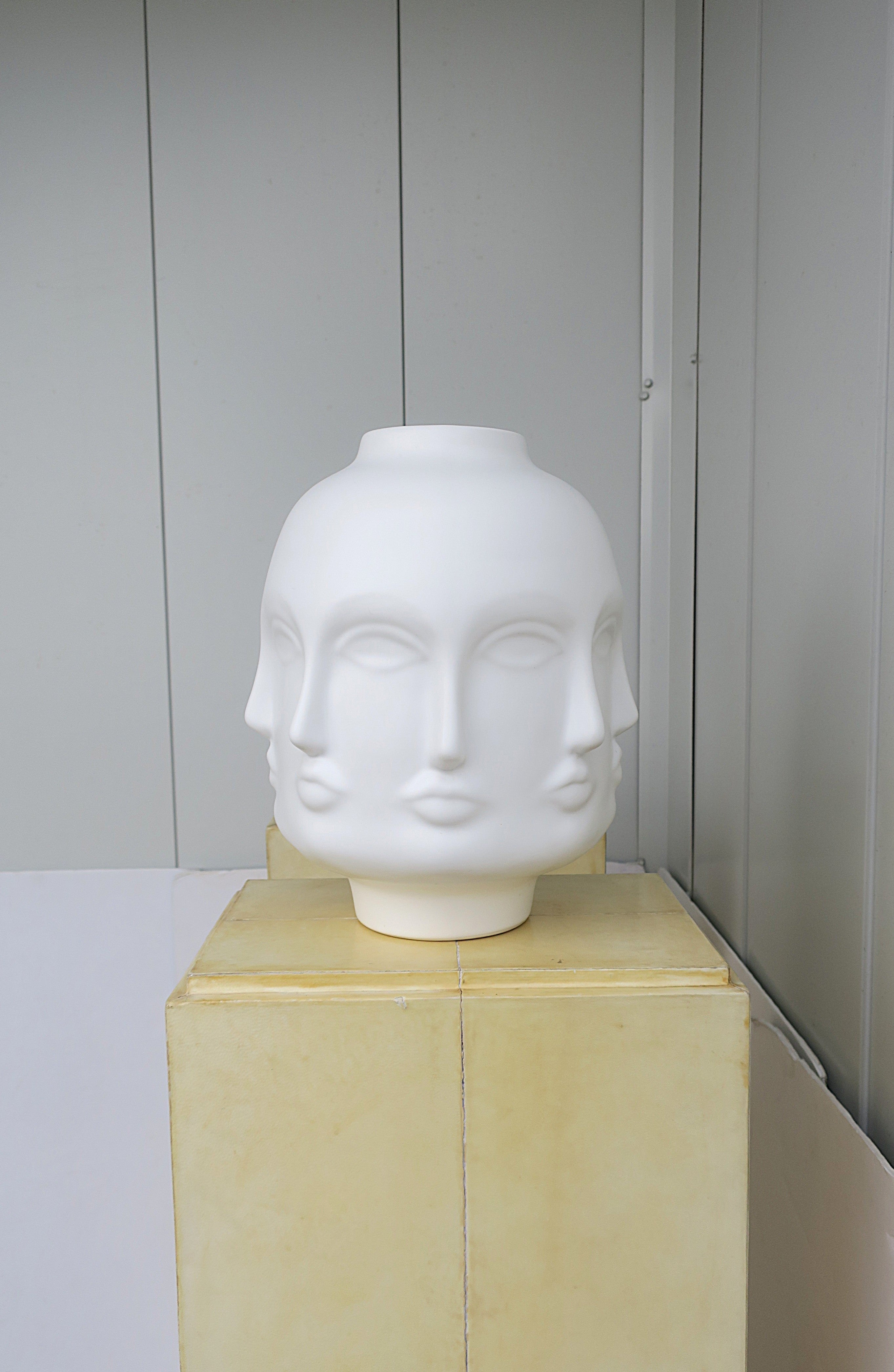 Vaso con scultura di volti