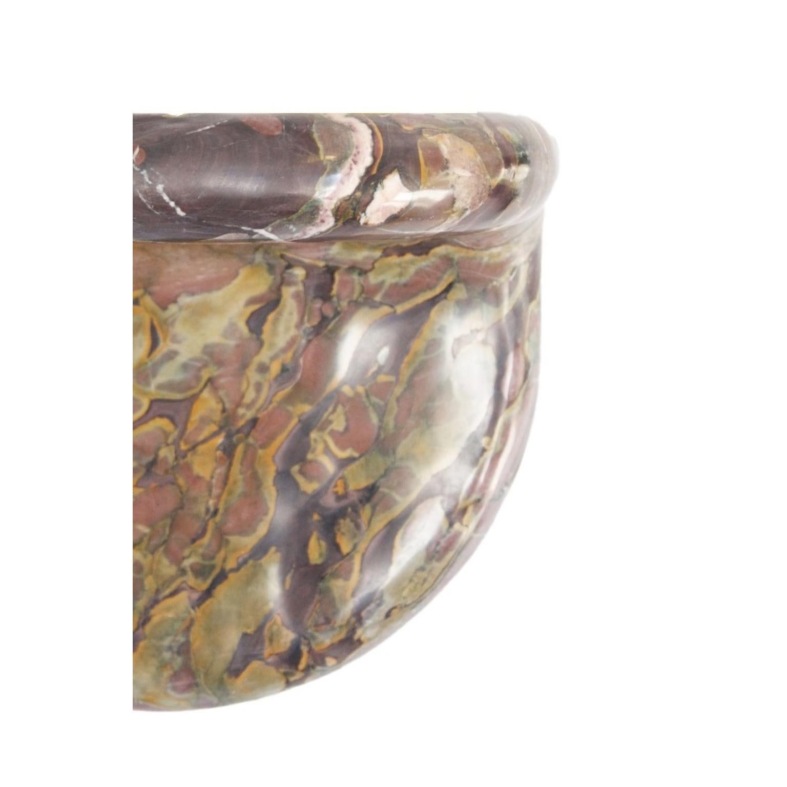 Face To Face Aligator Marble 2 Shelf di Jean Pascal Levy-Trumet
Edizione limitata.
Dimensioni: P 33,95 x L 33,95 x H 40 cm.
Materiali: Marmo di aligatore.

Dopo essermi diplomata dopo 4 anni di studi di scenografia all'Ecole Nationale Supérieure des