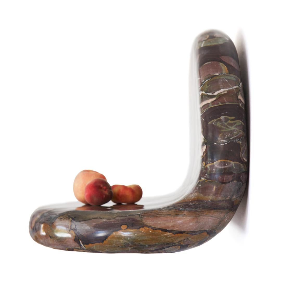 Face To Face Aligator Marble 3 Shelf di Jean Pascal Levi's-Trumet
Edizione limitata.
Dimensioni: P 33,95 x L 33,95 x H 40 cm.
Materiali: Marmo di aligatore.

Dopo essermi diplomata dopo 4 anni di studi di scenografia all'Ecole Nationale Supérieure