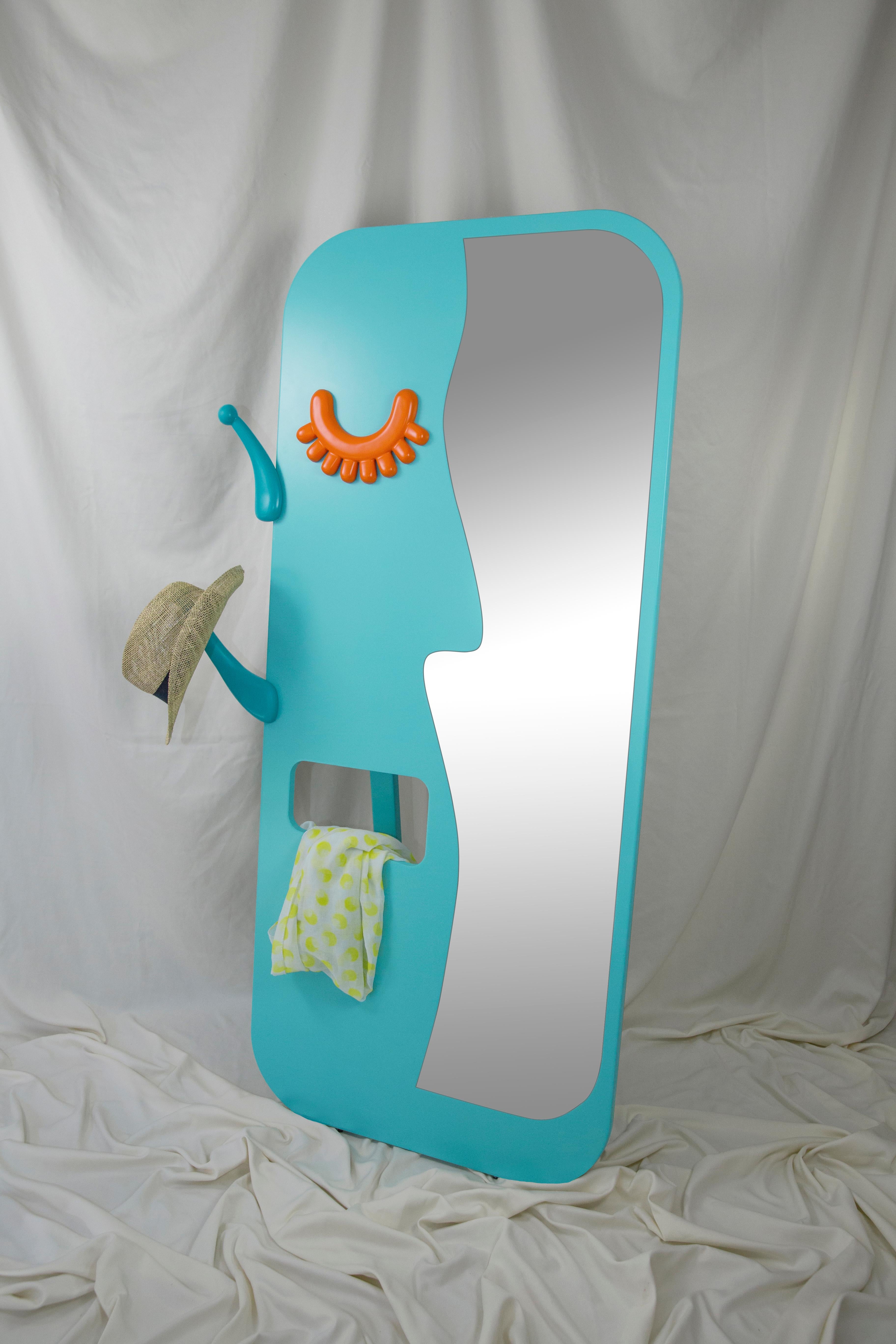 Postmoderne Miroir mural Face to Face : Captivant miroir turquoise à pied avec cintre en vente