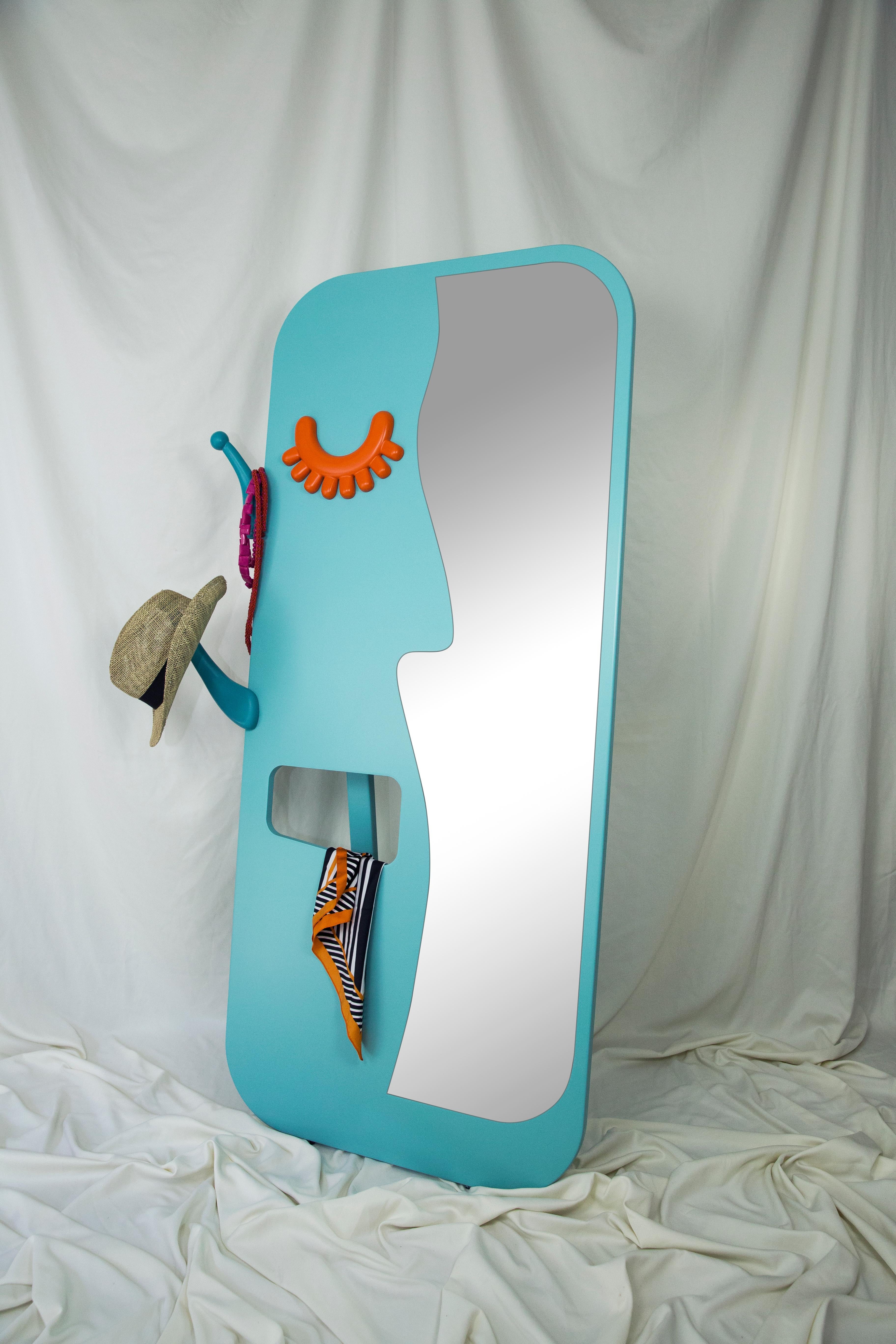 Turc Miroir mural Face to Face : Captivant miroir turquoise à pied avec cintre en vente