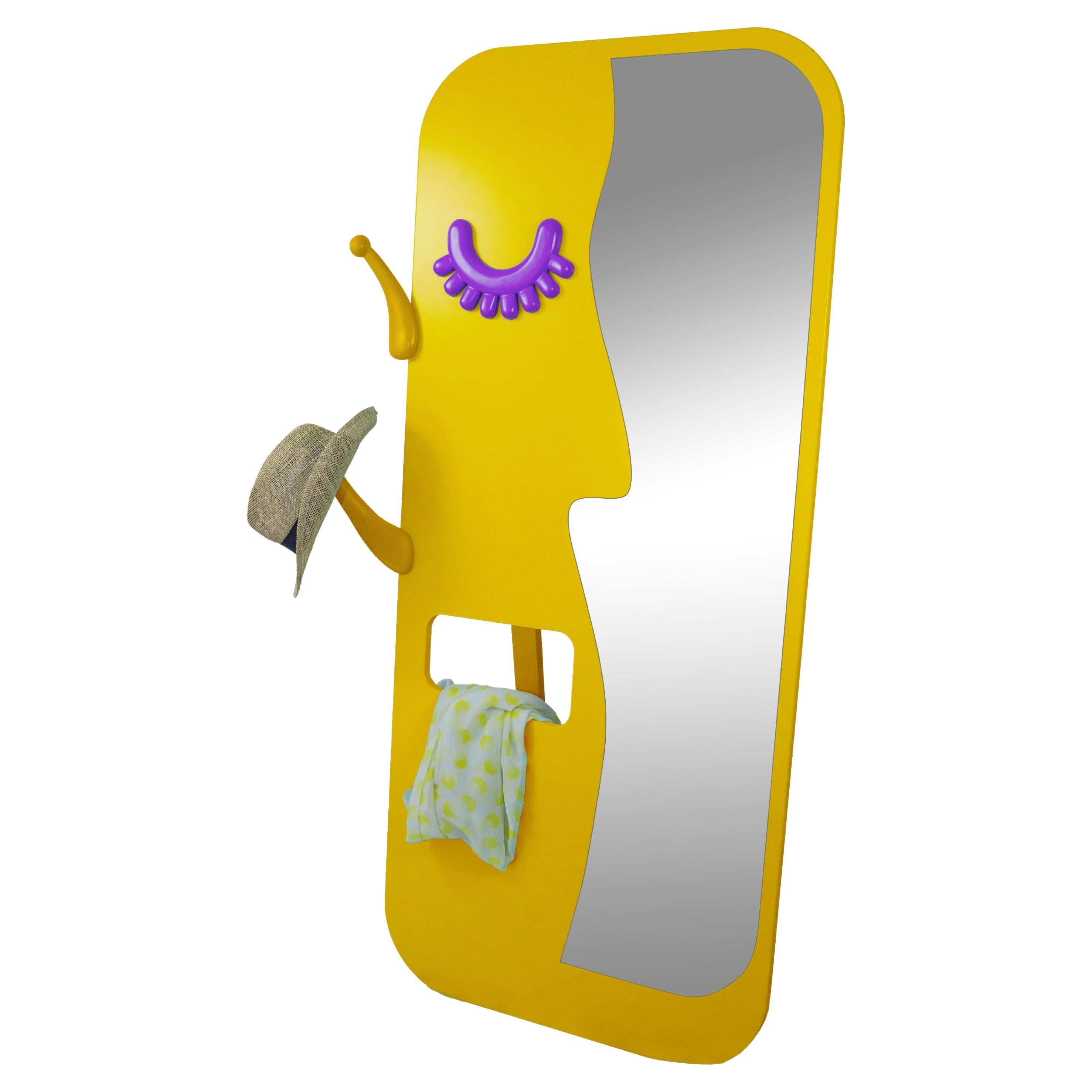 Miroir mural Face to Face : Miroir jaune vif à pied avec cintre