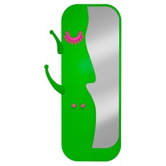 Miroir mural Face to Face : Miroir de coiffeuse vert vibrant avec cintre