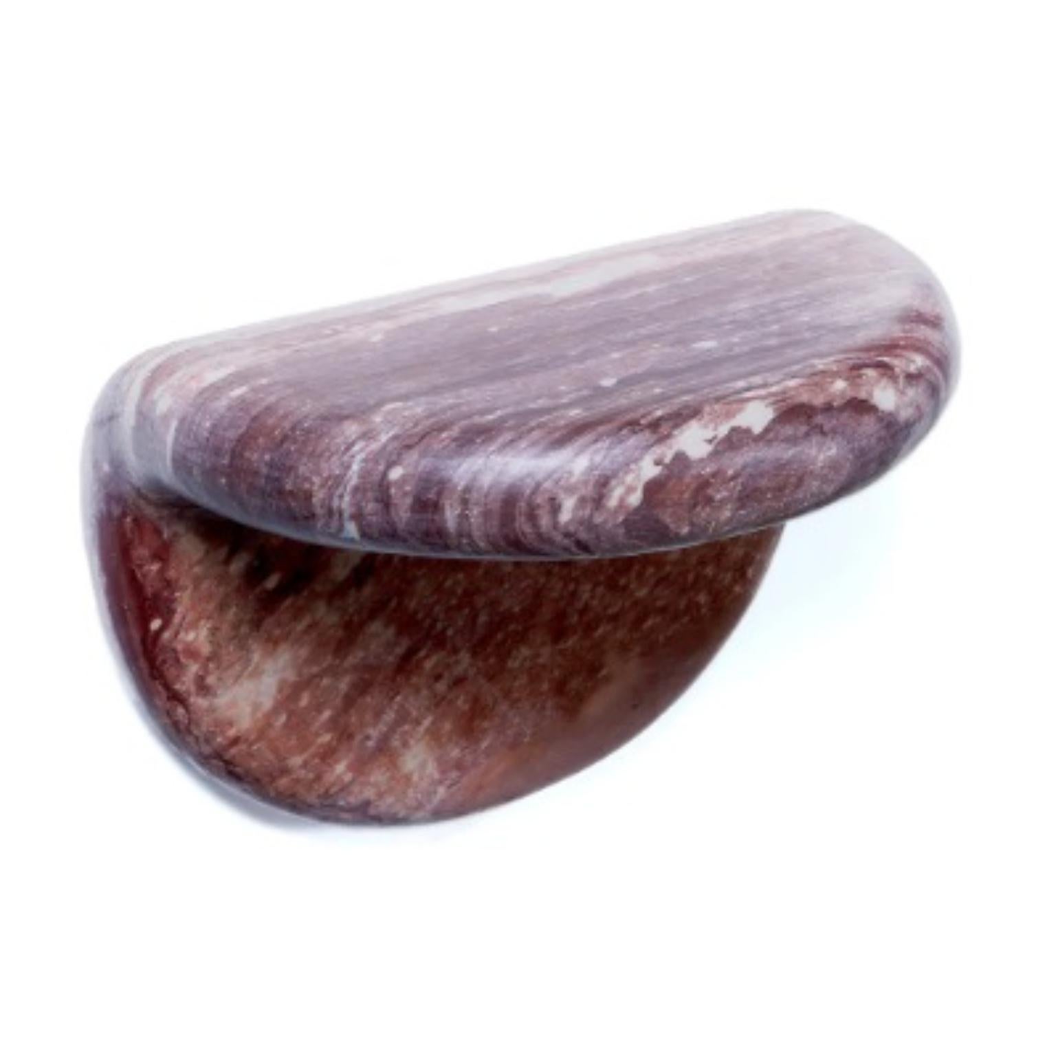 Face To Face Red Marble 2 Shelf di Jean Pascal Levy-Trumet
Edizione limitata.
Dimensioni: P 33,95 x L 33,95 x H 40 cm.
Materiali: Marmo rosso.

Dopo essermi diplomata dopo 4 anni di studi di scenografia all'Ecole Nationale Supérieure des Arts
