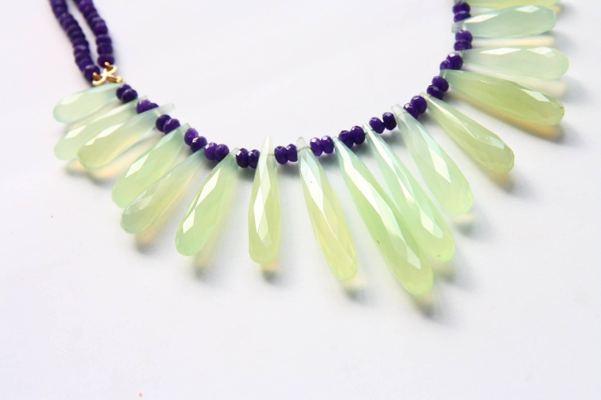 Donna Collana Cactus con gocce di ametista e calcedonio verde in oro 18 kt. in vendita