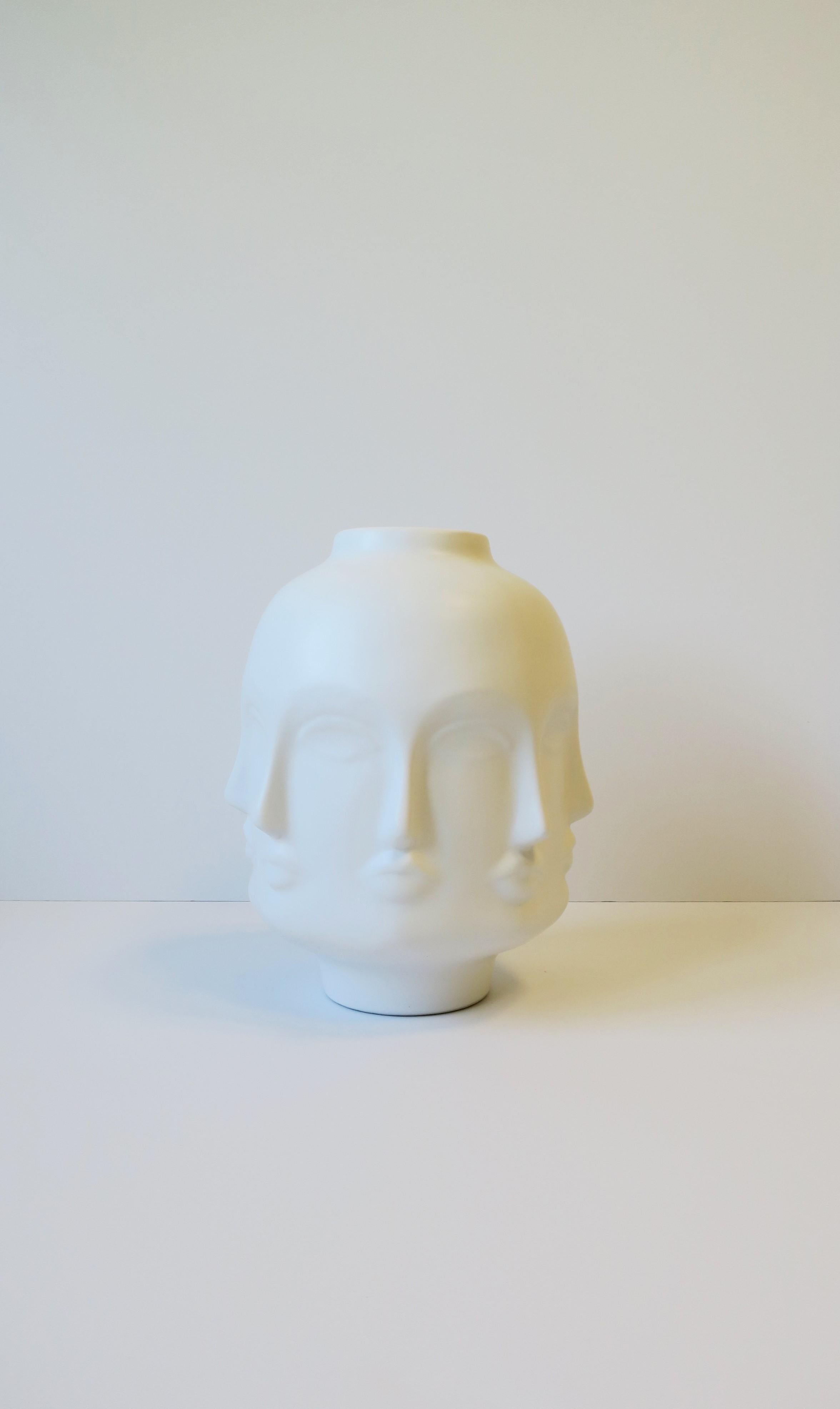 Vase à visages en céramique blanche relativement grand, dans le style du designer italien Piero Fornasetti. Ce vase-sculpture peut faire une belle entrée en matière dans une pièce ; bibliothèque, table à cocktail, crédence, bureau, bibliothèque,