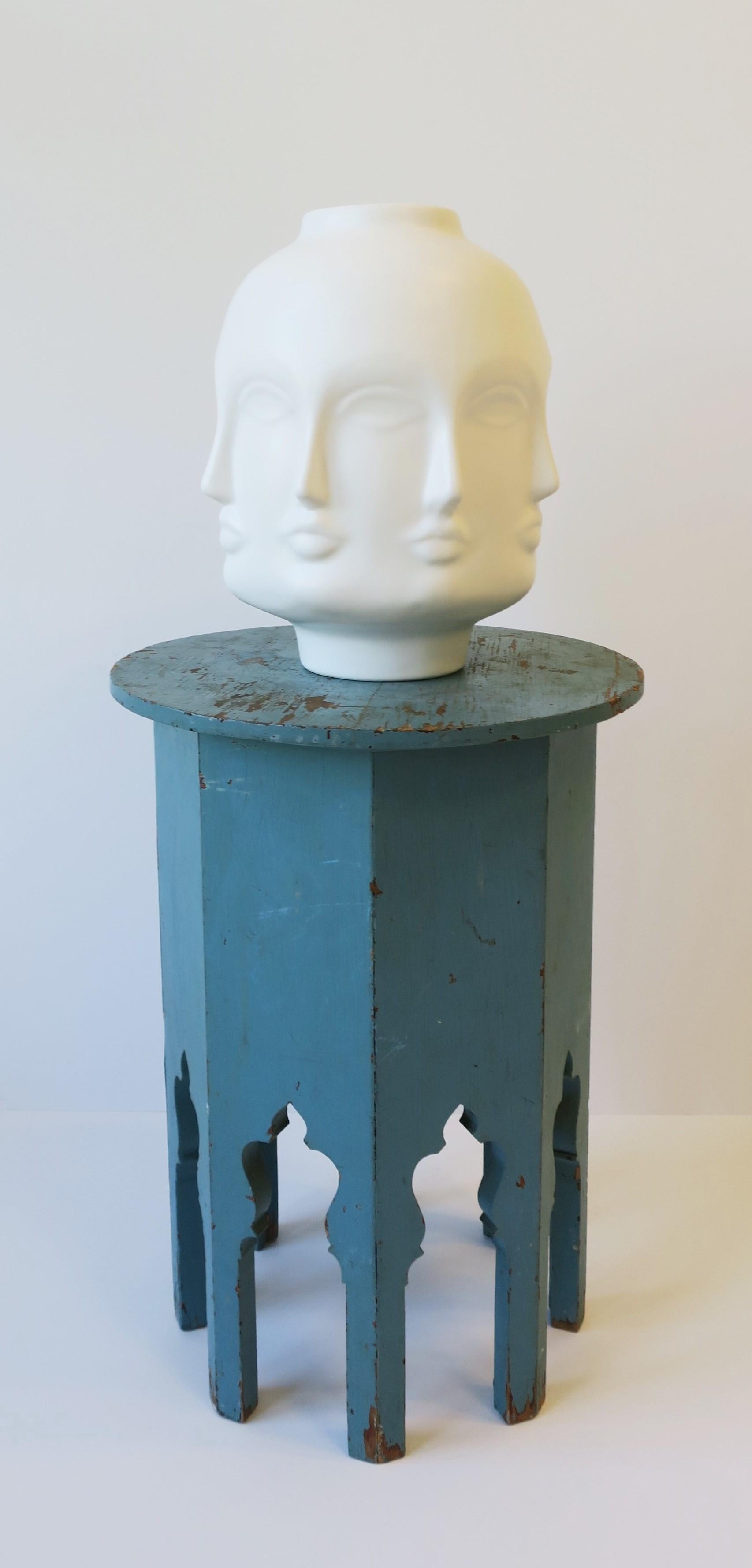 Vase de sculpture de visages dans le style Fornasetti Bon état - En vente à New York, NY