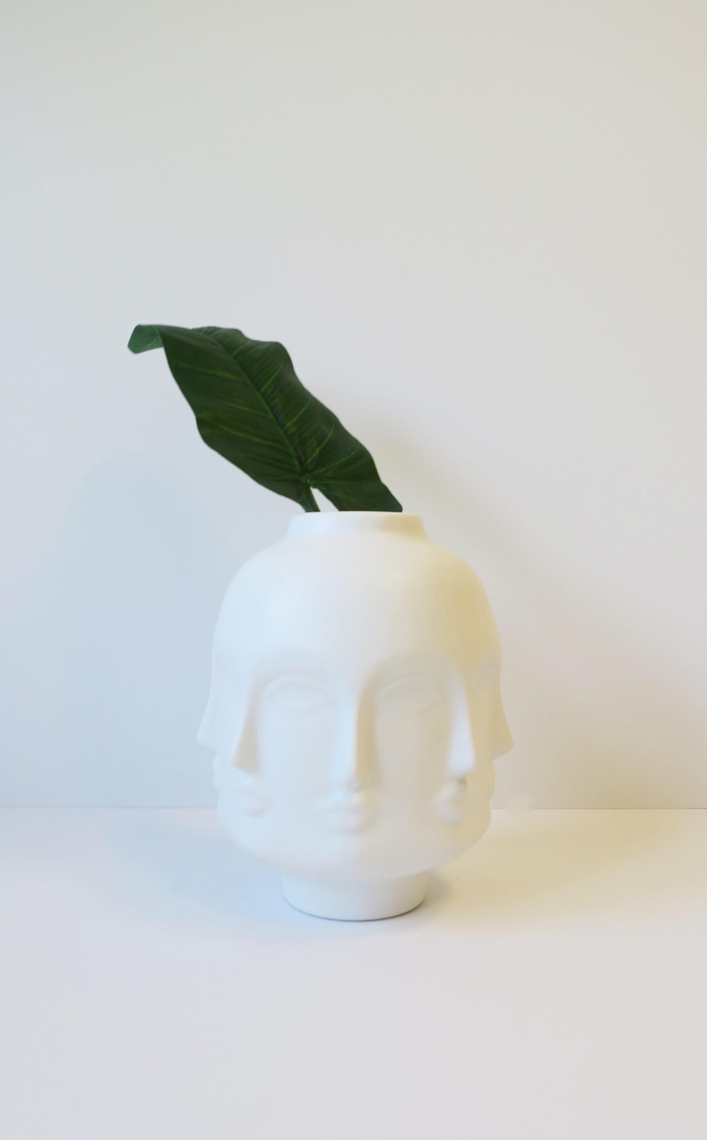XXIe siècle et contemporain Vase de sculpture de visages dans le style Fornasetti en vente