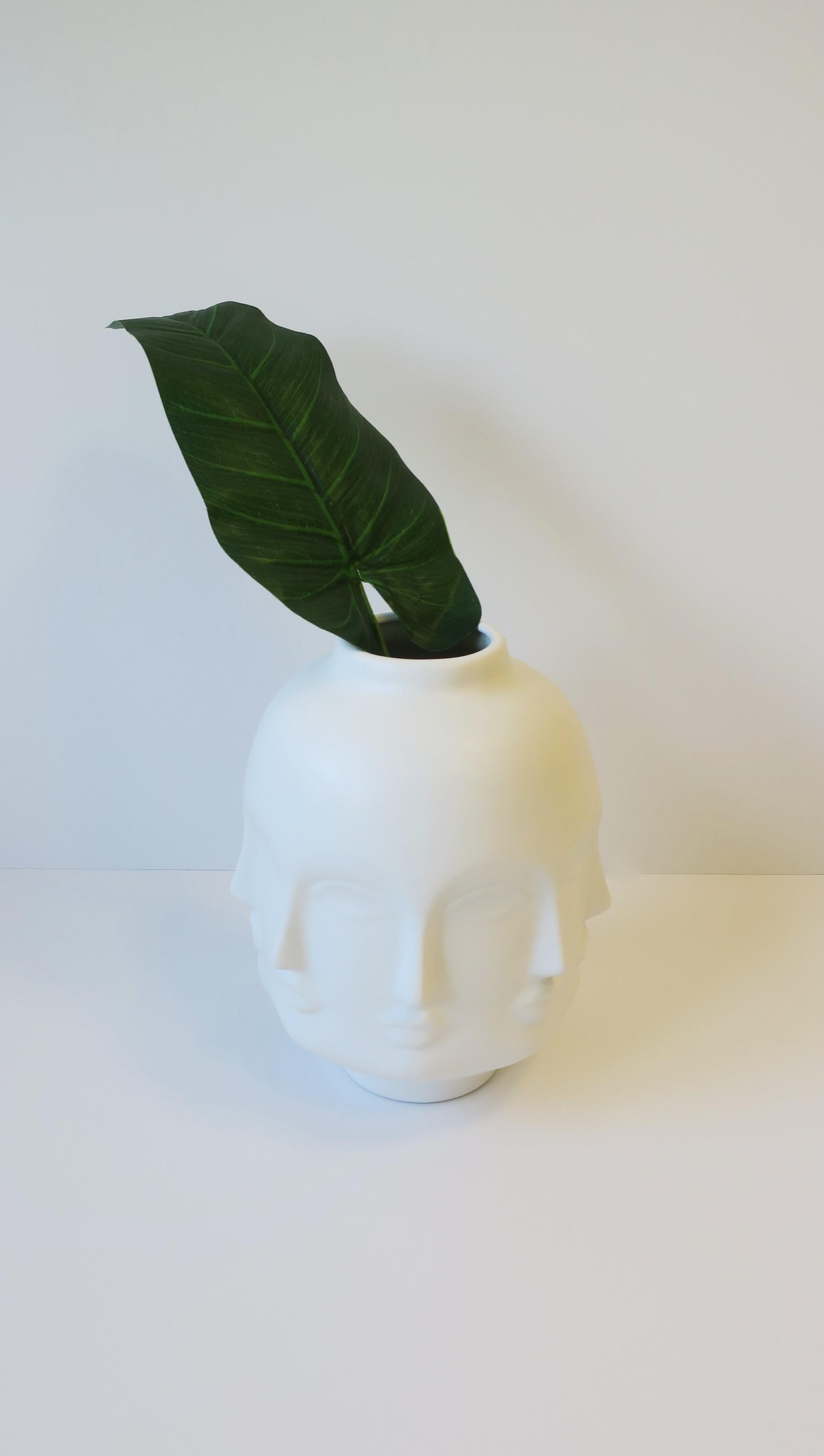 Céramique Vase de sculpture de visages dans le style Fornasetti en vente