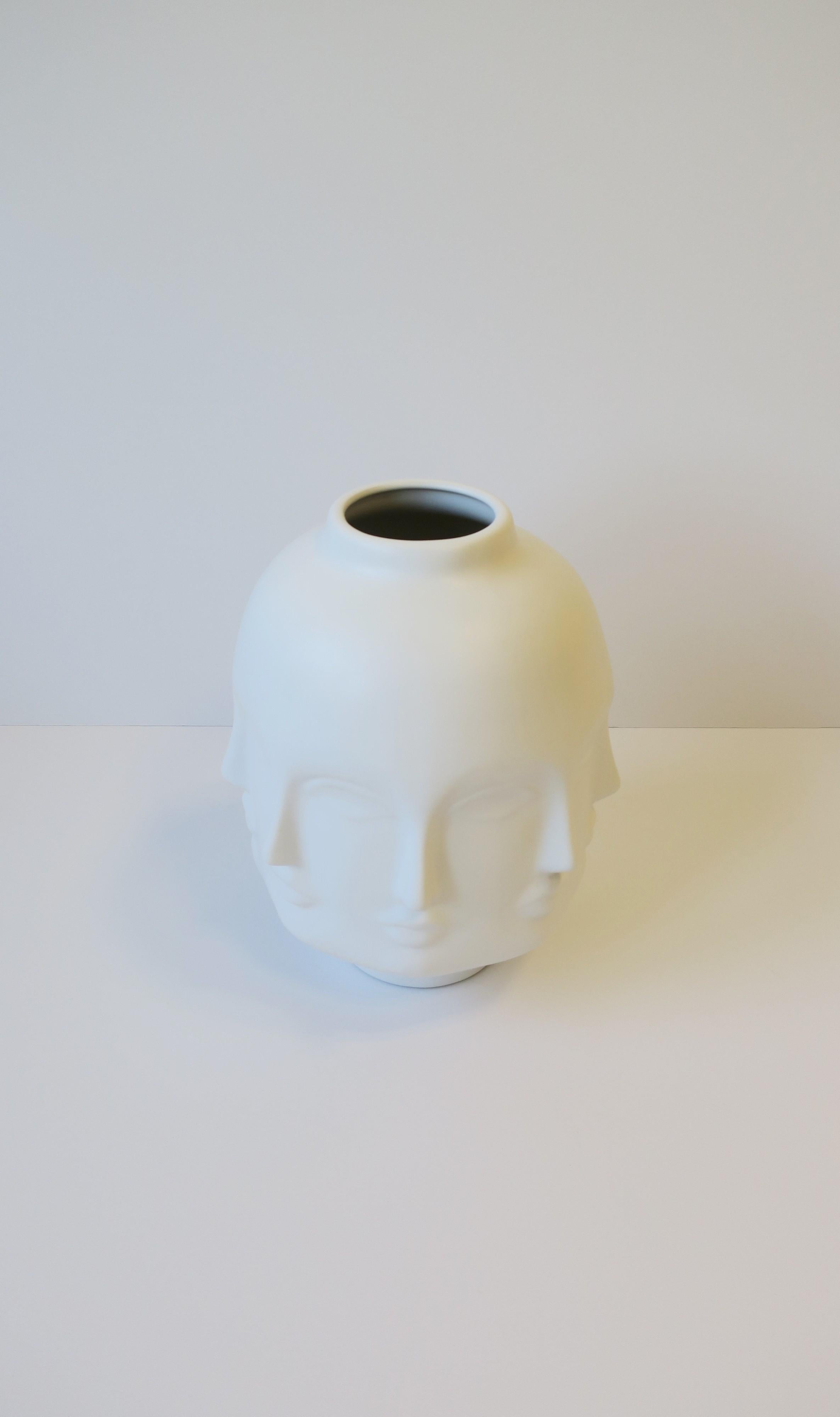 Vase de sculpture de visages dans le style Fornasetti en vente 1