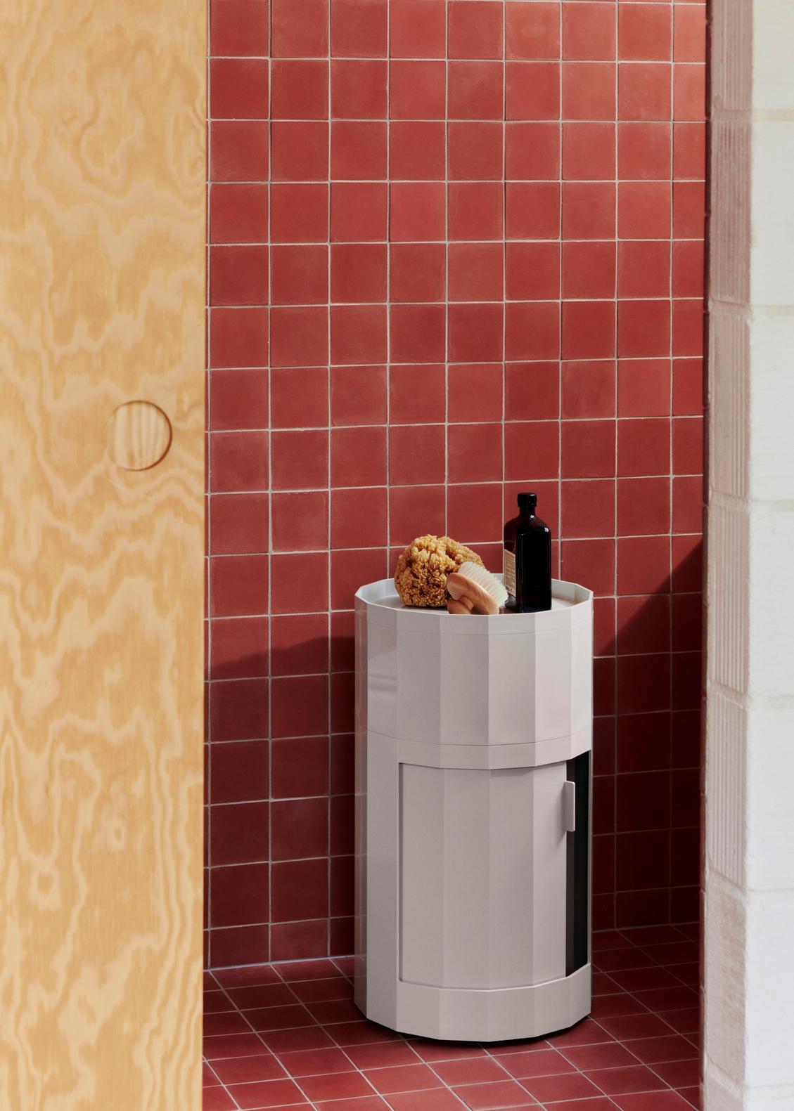 Progettato per HAY dal designer olandese Stefan Scholten, Facet Cabinet è una soluzione di stoccaggio versatile e multifunzionale, facile da spostare. Il suo nome deriva dalle superfici sfaccettate, che aggiungono un tocco sofisticato al design