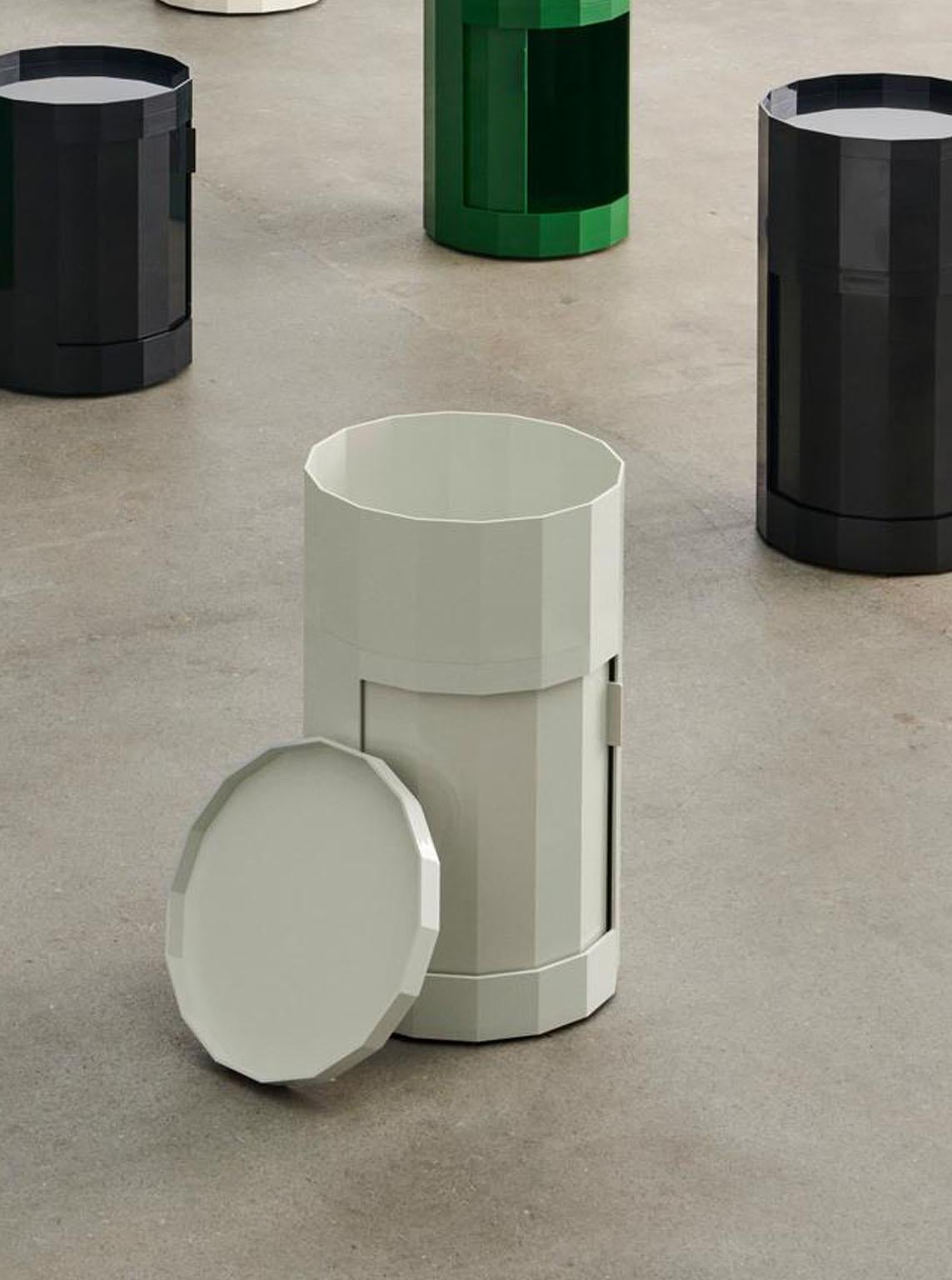 Scandinavo moderno Mobiletto Facet alto, grigio nebbioso, ABS di Stefan Scholten per Hay in vendita