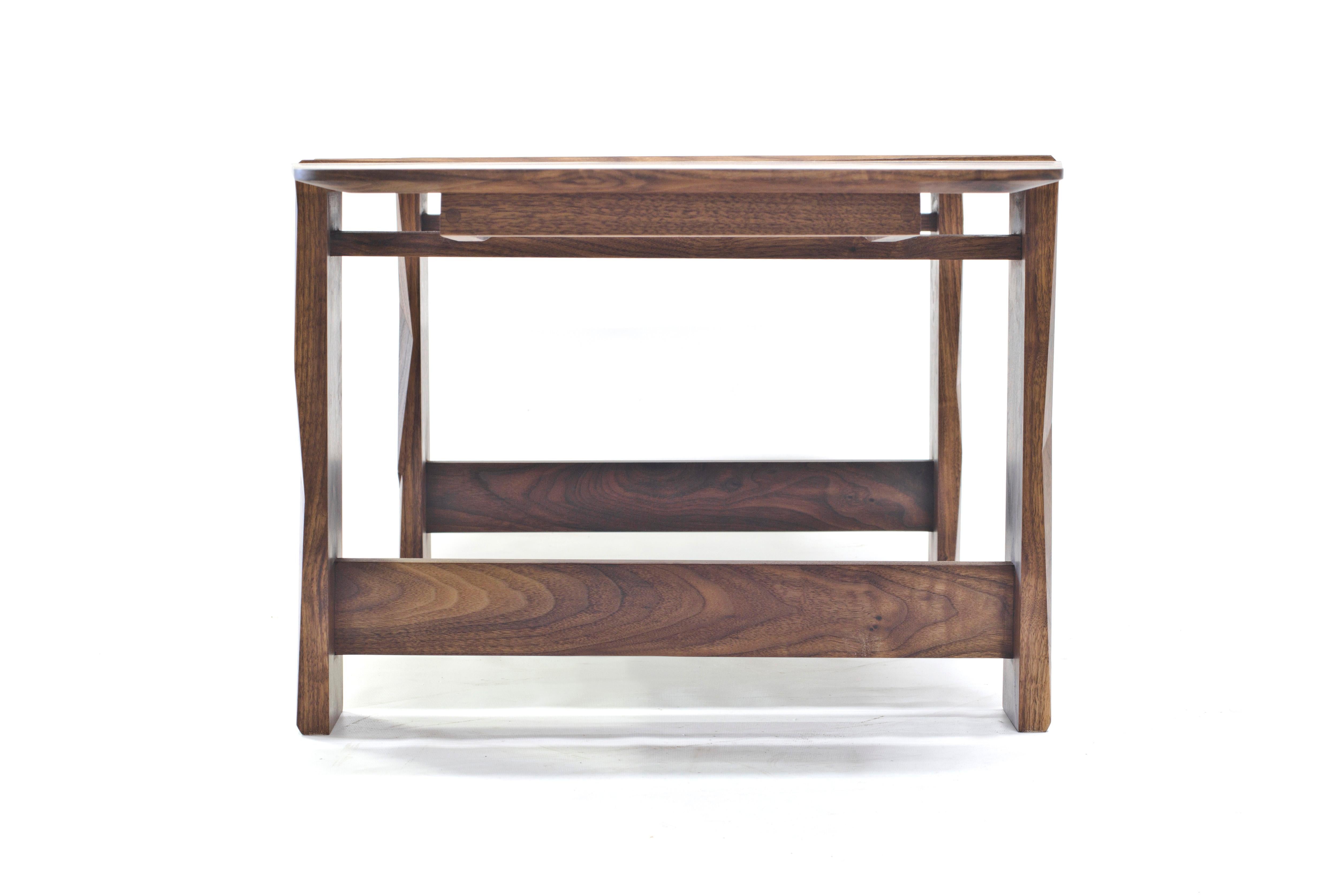 Huilé Table basse Facet en noyer huilé de Davin Larkin pour Wooda en vente