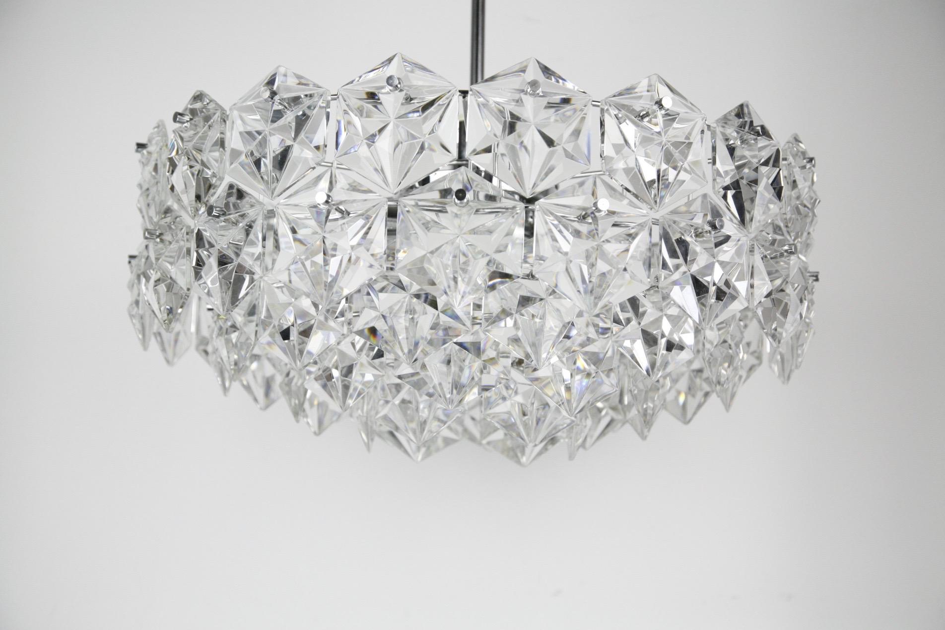 Lampadario Kinkeldey in cristallo a taglio sfaccettato, Germania 1960, struttura cromata a cinque livelli con 66 cristalli a taglio diamante, ha una luce verso il basso e cinque luci laterali che illuminano i cristalli.


  