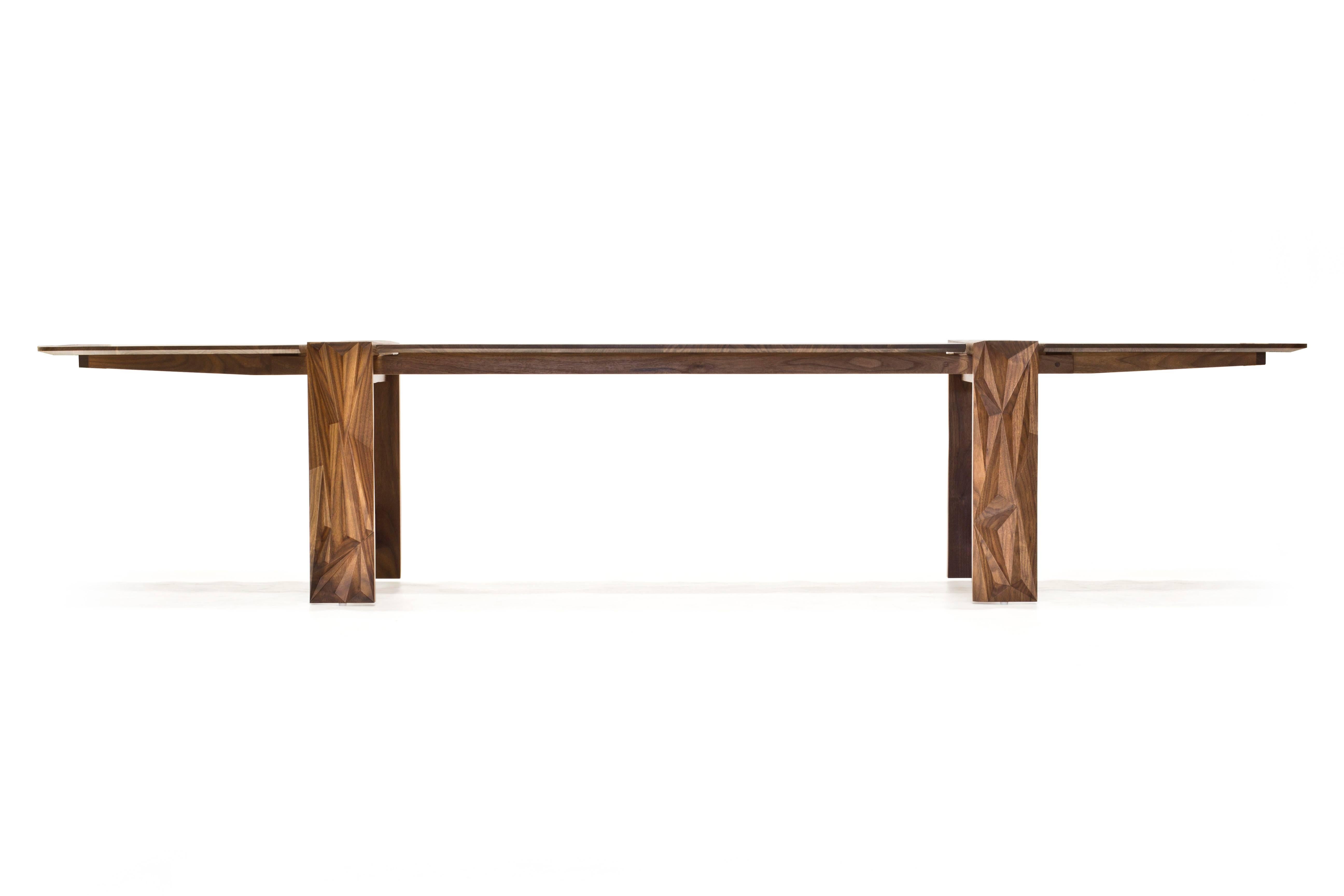Facettierter Esstisch aus geöltem Nussbaumholz von Davin Larkin für Wooda (Moderne) im Angebot