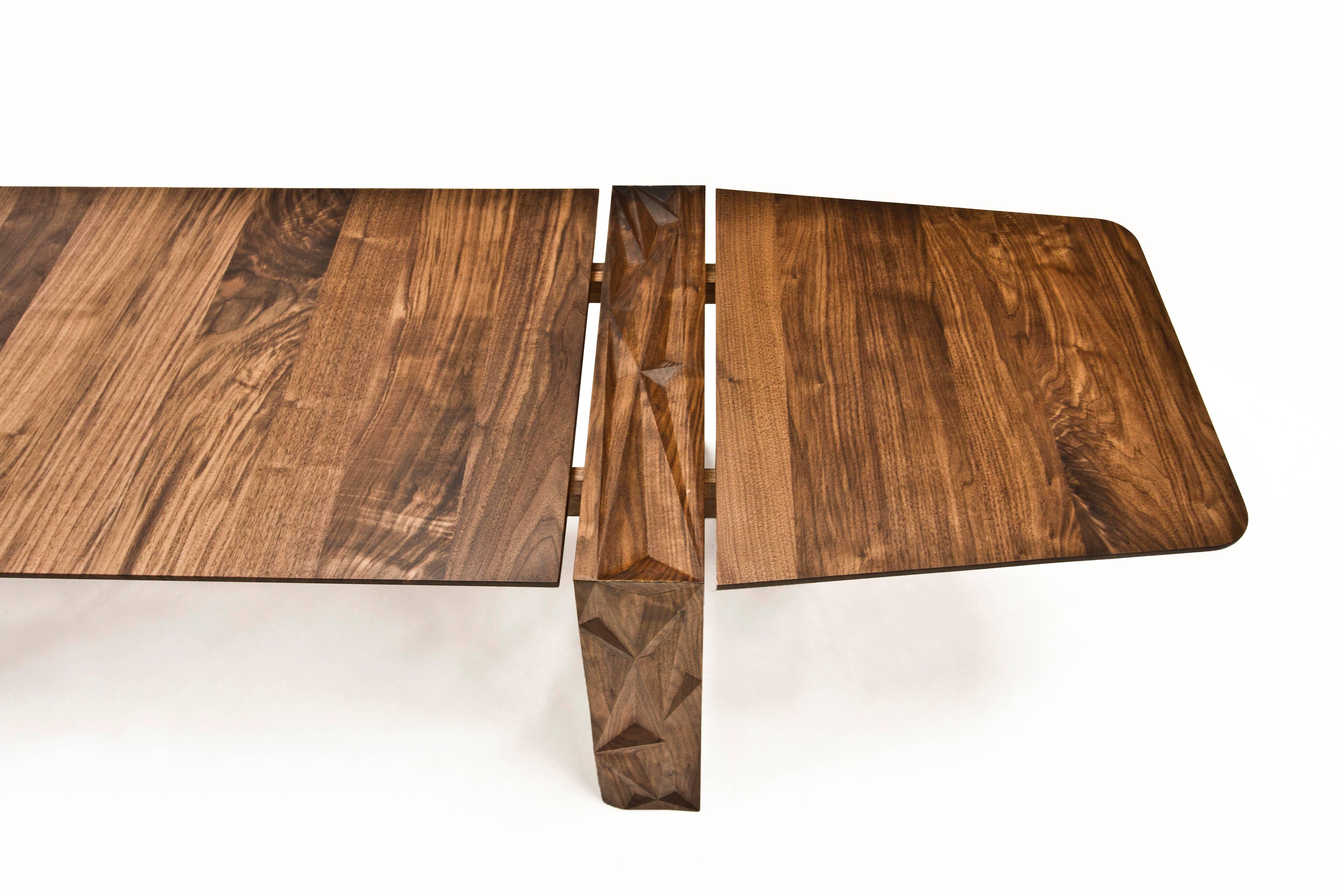 Facettierter Esstisch aus geöltem Nussbaumholz von Davin Larkin für Wooda (Holz) im Angebot