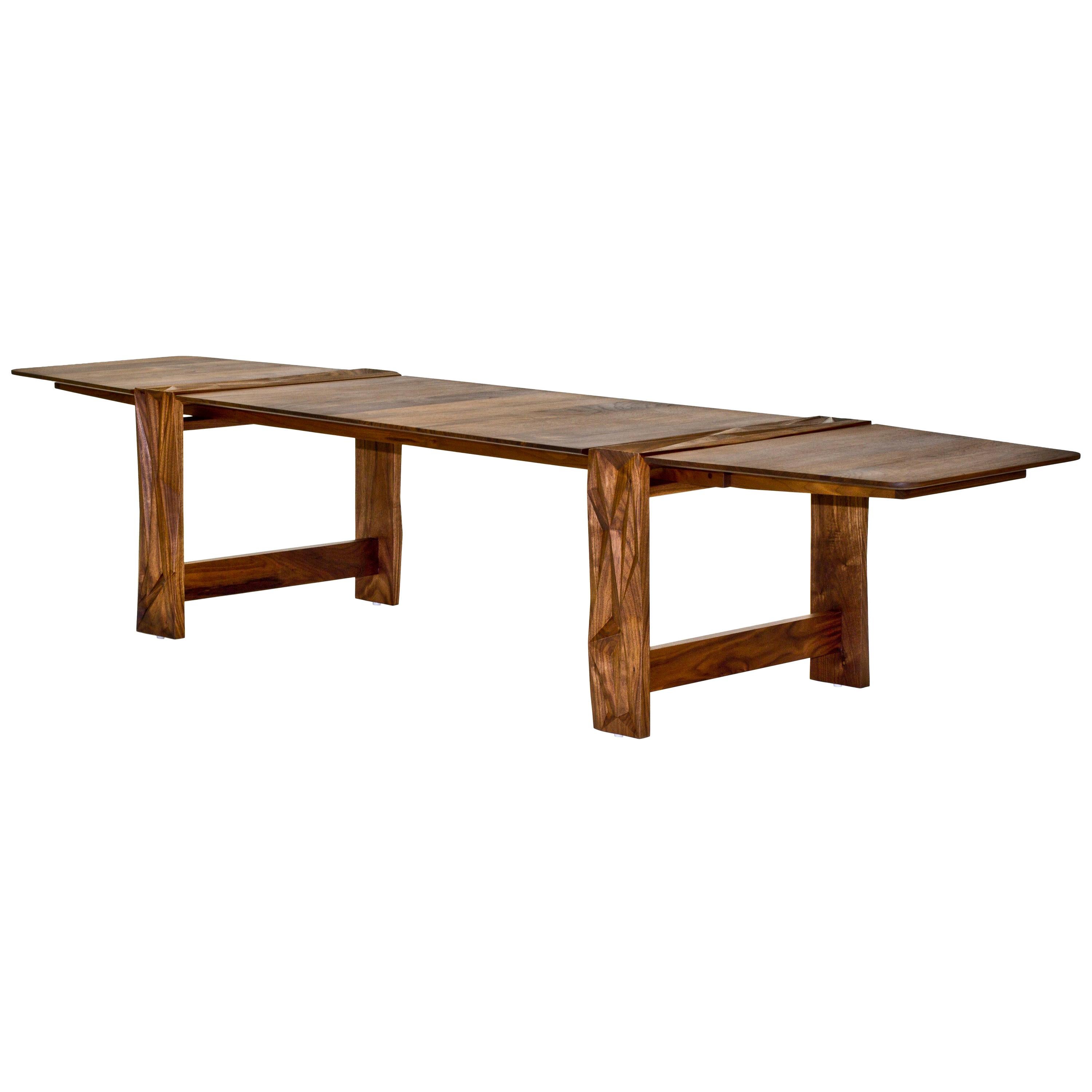 Mesa de comedor Facet en nogal aceitado por Davin Larkin para Wooda