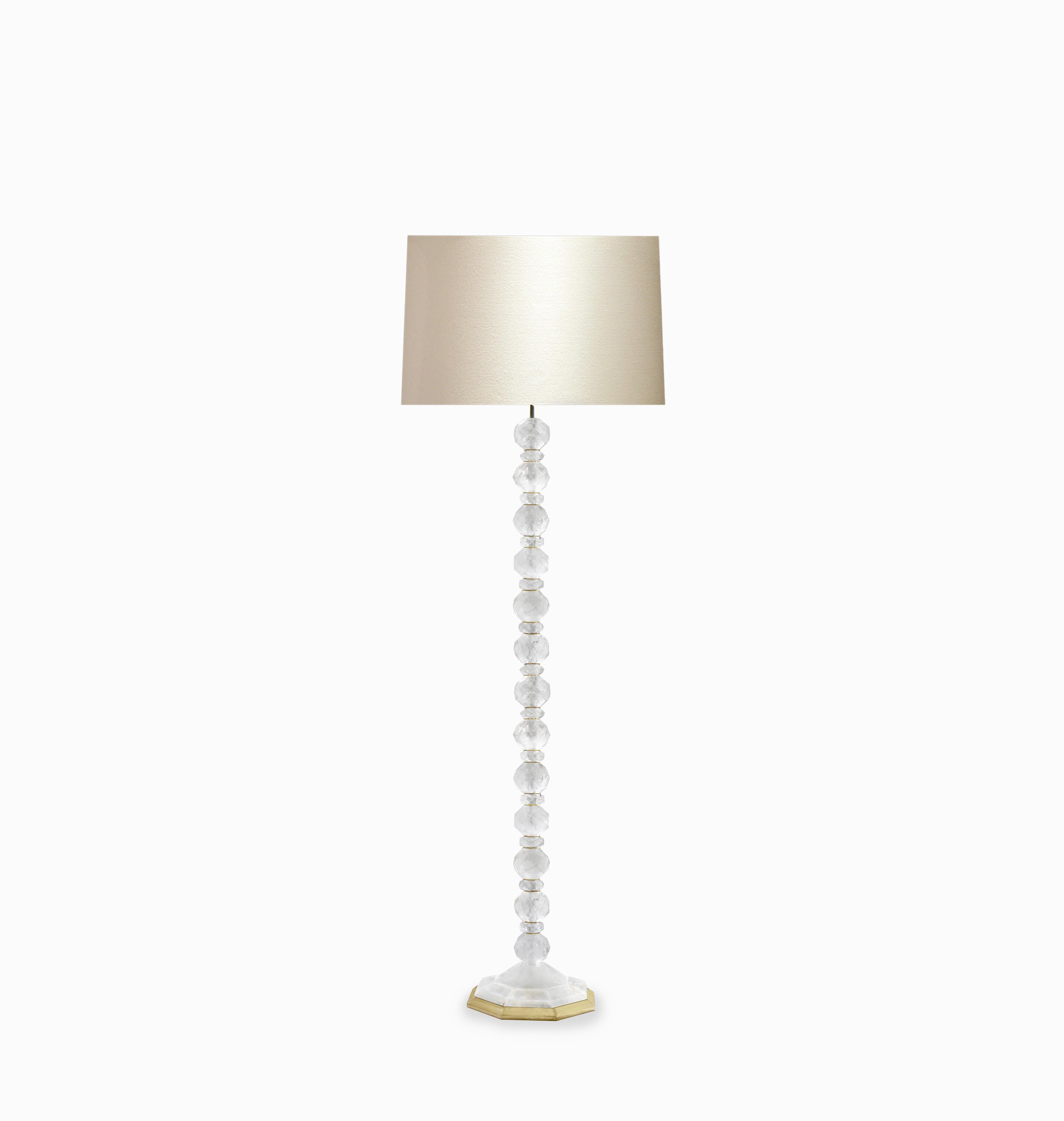 Fein geschnitzte Bergkristalllampe mit Facettenschliff und poliertem Messingdekor. Erstellt von Phoenix Gallery, NYC.
Bis zur Spitze des Bergkristalls sind es 56 Zoll, die Gesamthöhe beträgt 69 Zoll.
(Lampenschirm nicht enthalten).
Kundenspezifische