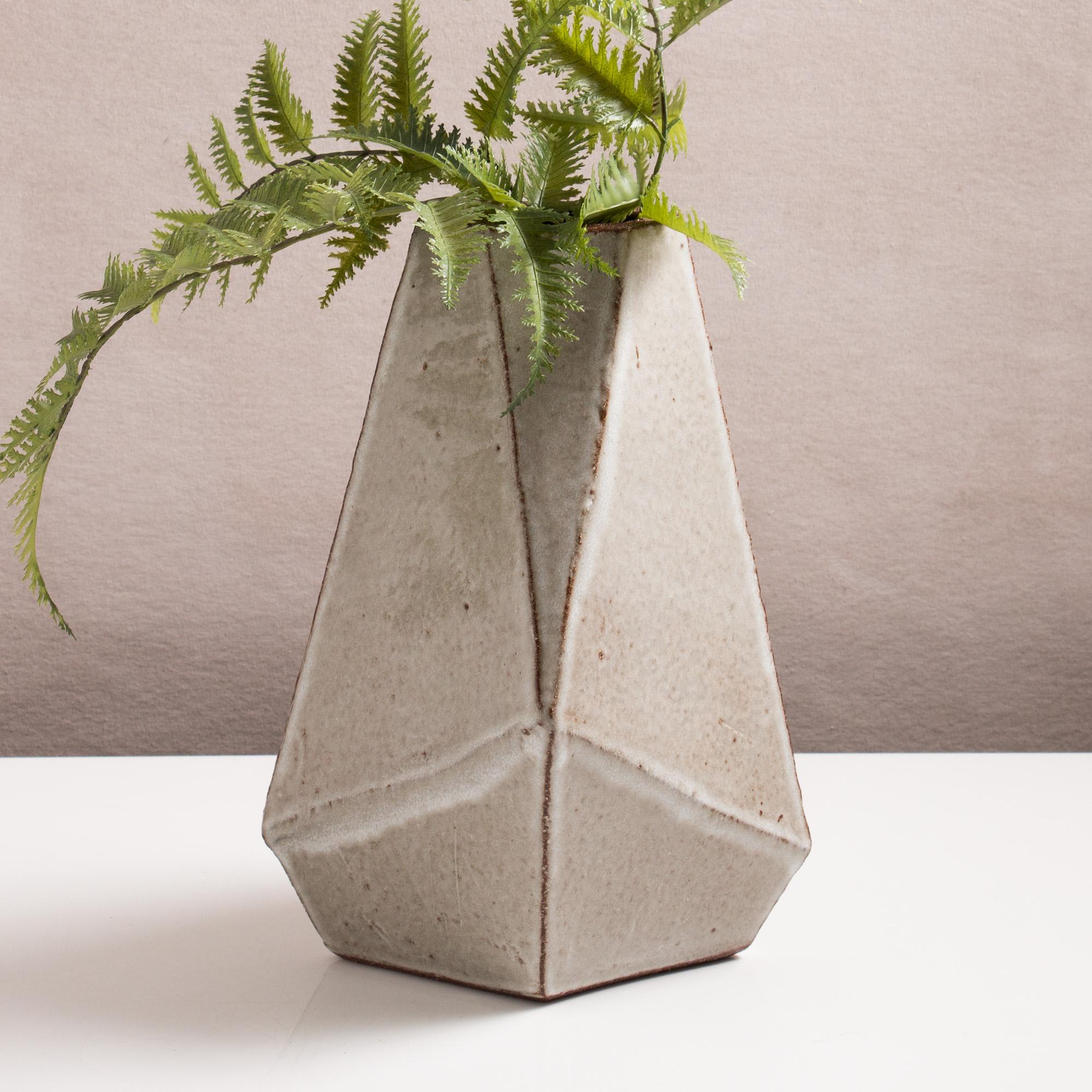Facet Glossy Gray and Black Modern Tapered Geometric Ceramic Vase (Moderne)