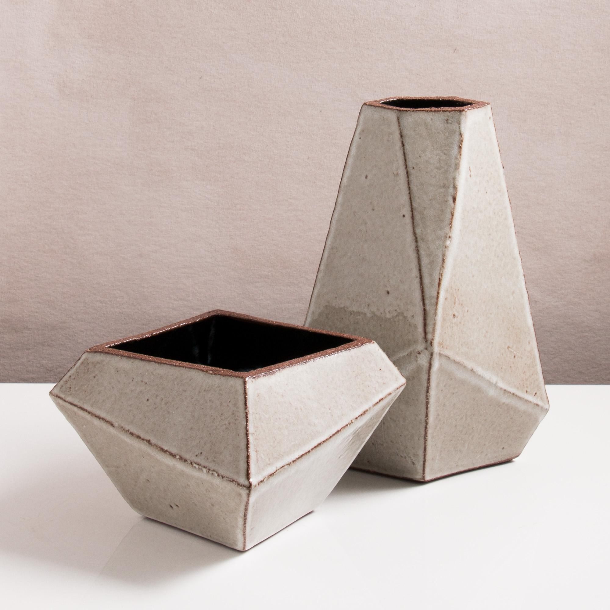 Facet Glossy Gray and Black Modern Tapered Geometric Ceramic Vase (amerikanisch)